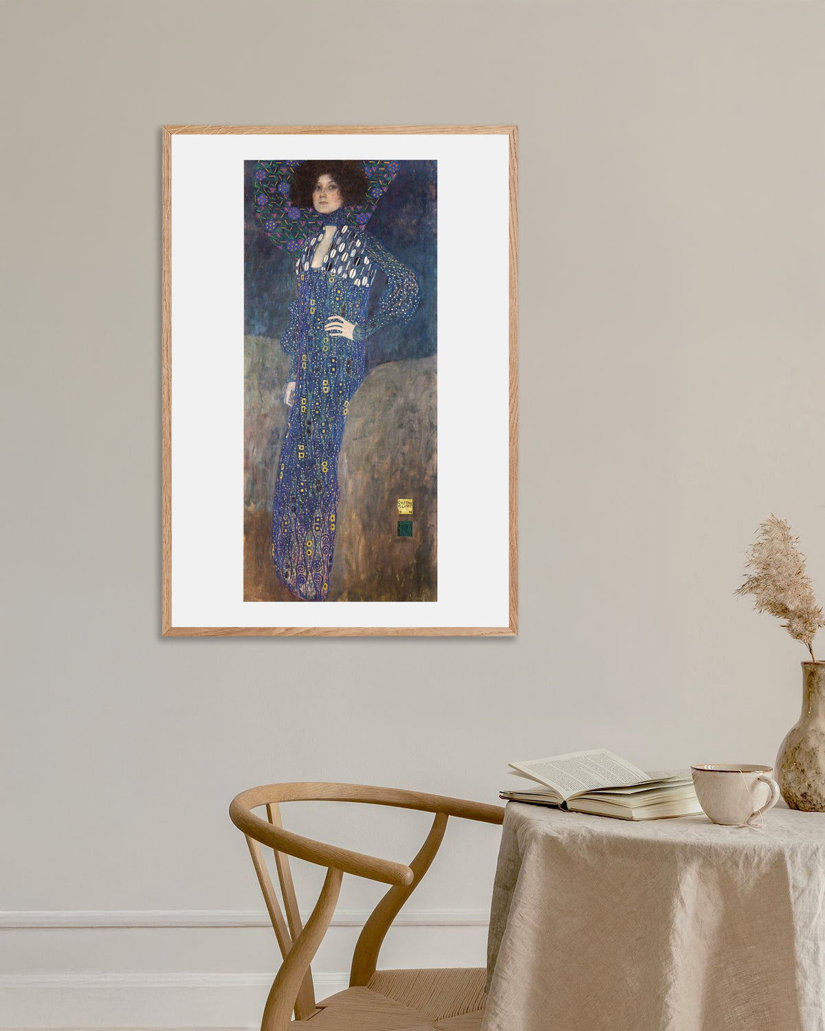 Plakat Portræt af Emilie Flöge (1902) af Gustav Klimt med ramme i naturtræ