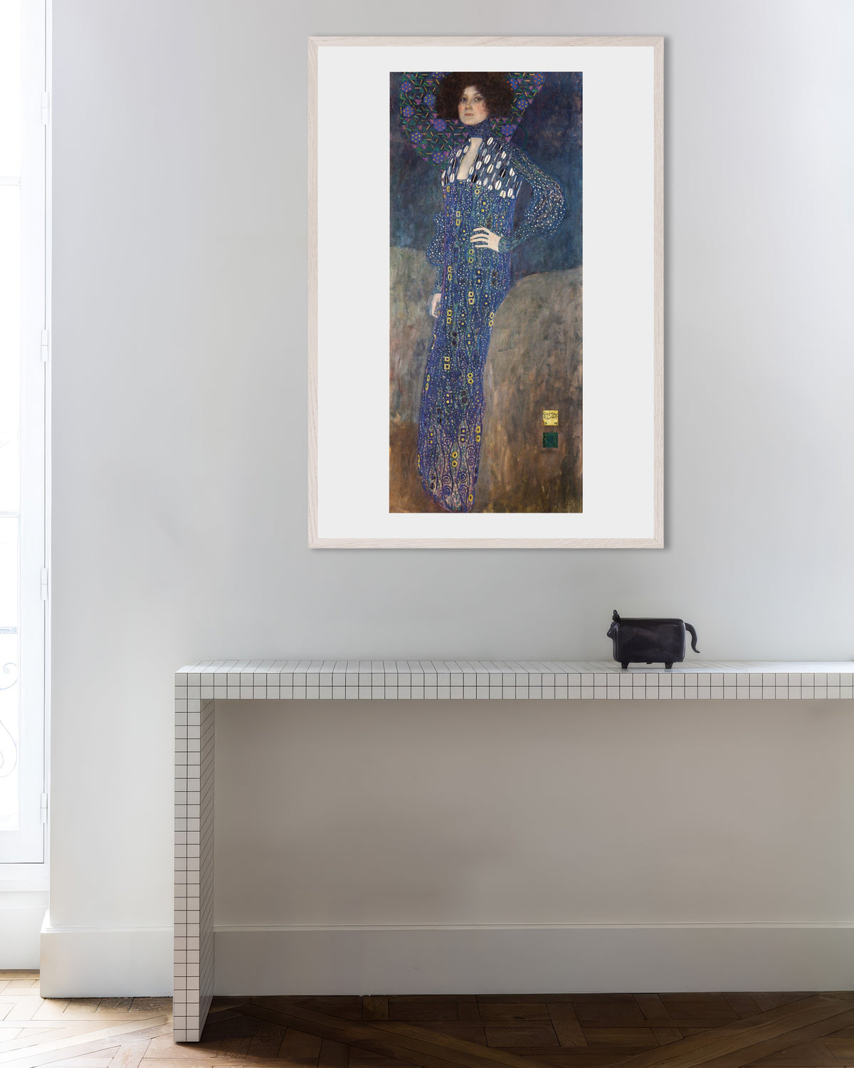 Plakat Portræt af Emilie Flöge (1902) af Gustav Klimt med hvid træramme