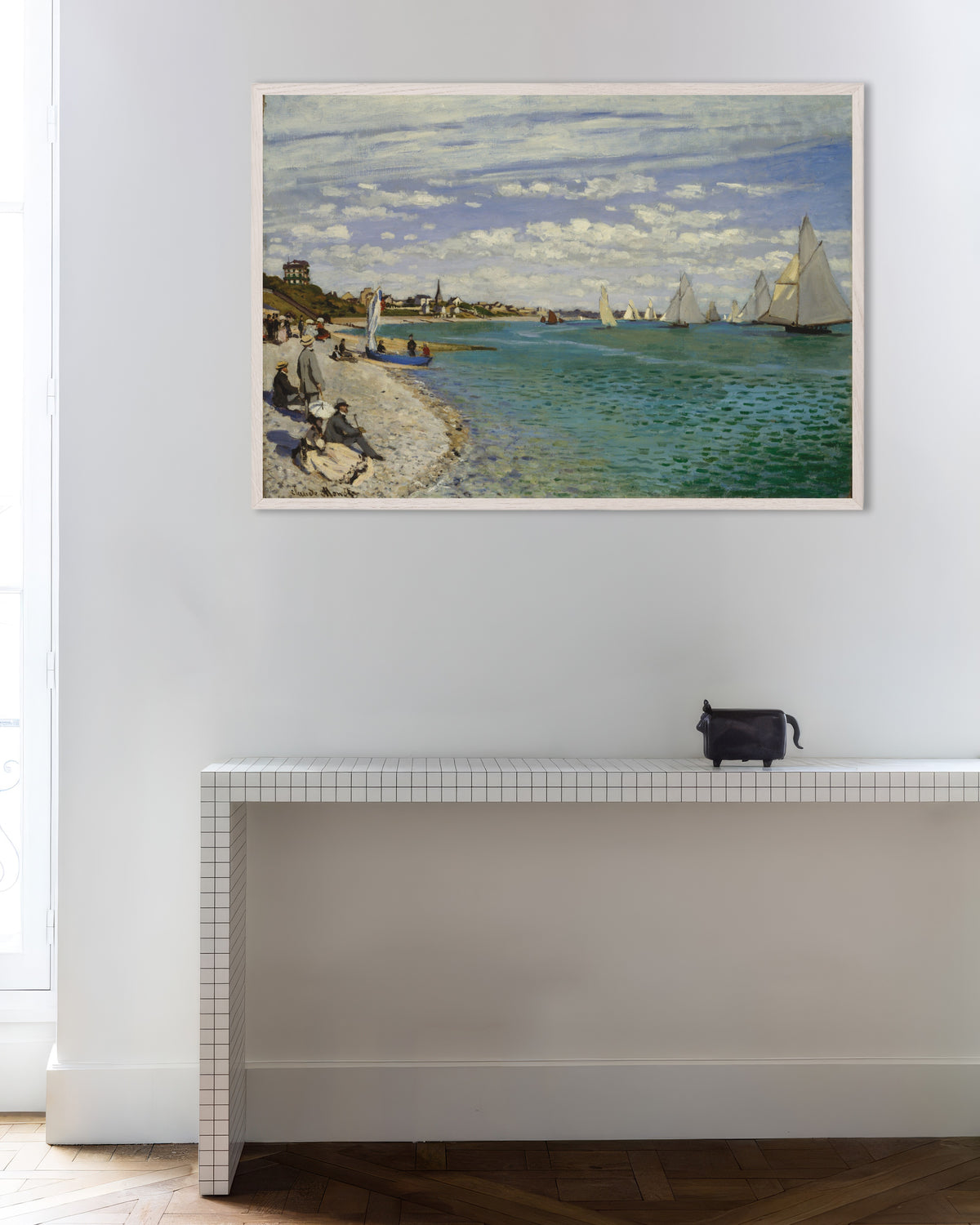 Plakat Kapsejlads ved Sainte-Adresse (1867) af Claude Monet med hvid træramme