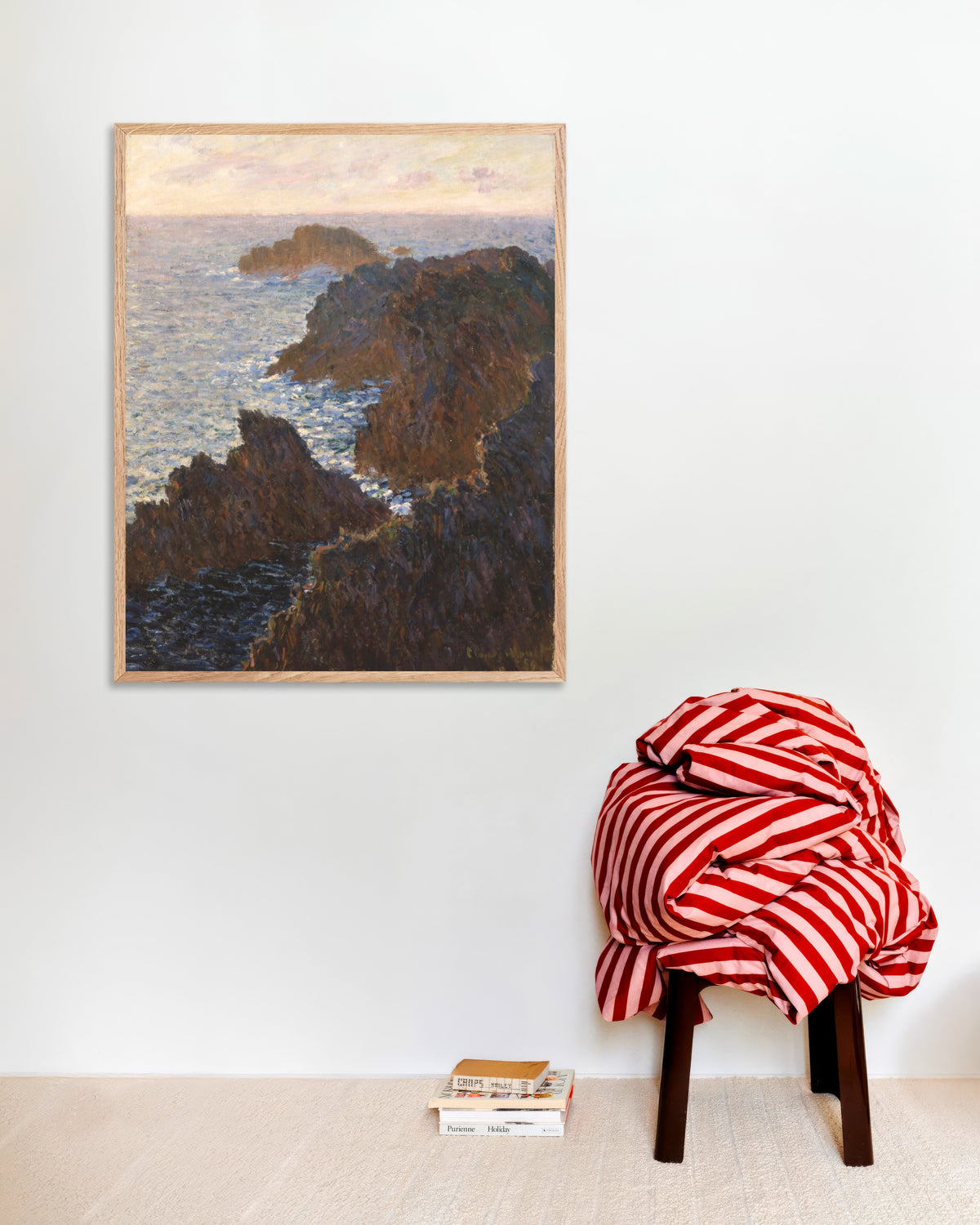 Plakat Klipper på Belle-Île, Port-Domois (1886) af Claude Monet med ramme i naturtræ