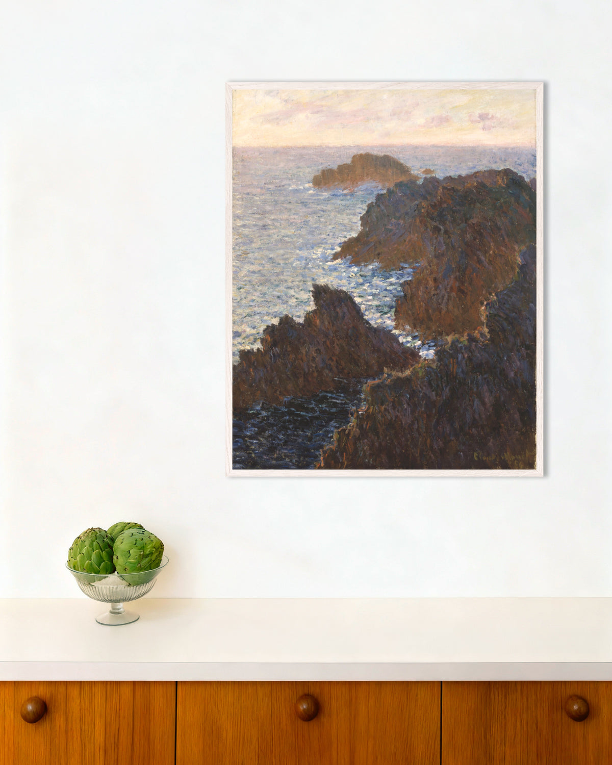 Plakat Klipper på Belle-Île, Port-Domois (1886) af Claude Monet med hvid træramme