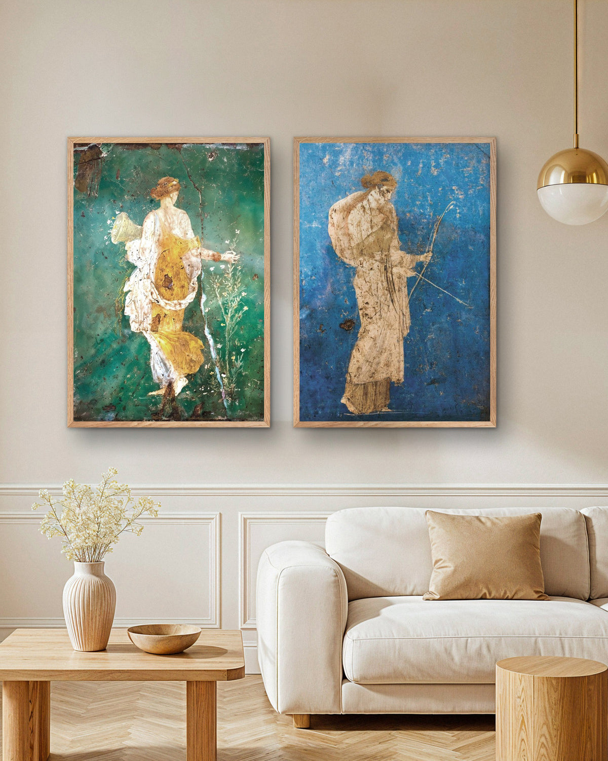 Sæt med 2 plakater med romerske fresker, Flora og Artemis, i naturfarvede trærammer over en sofa i en stue