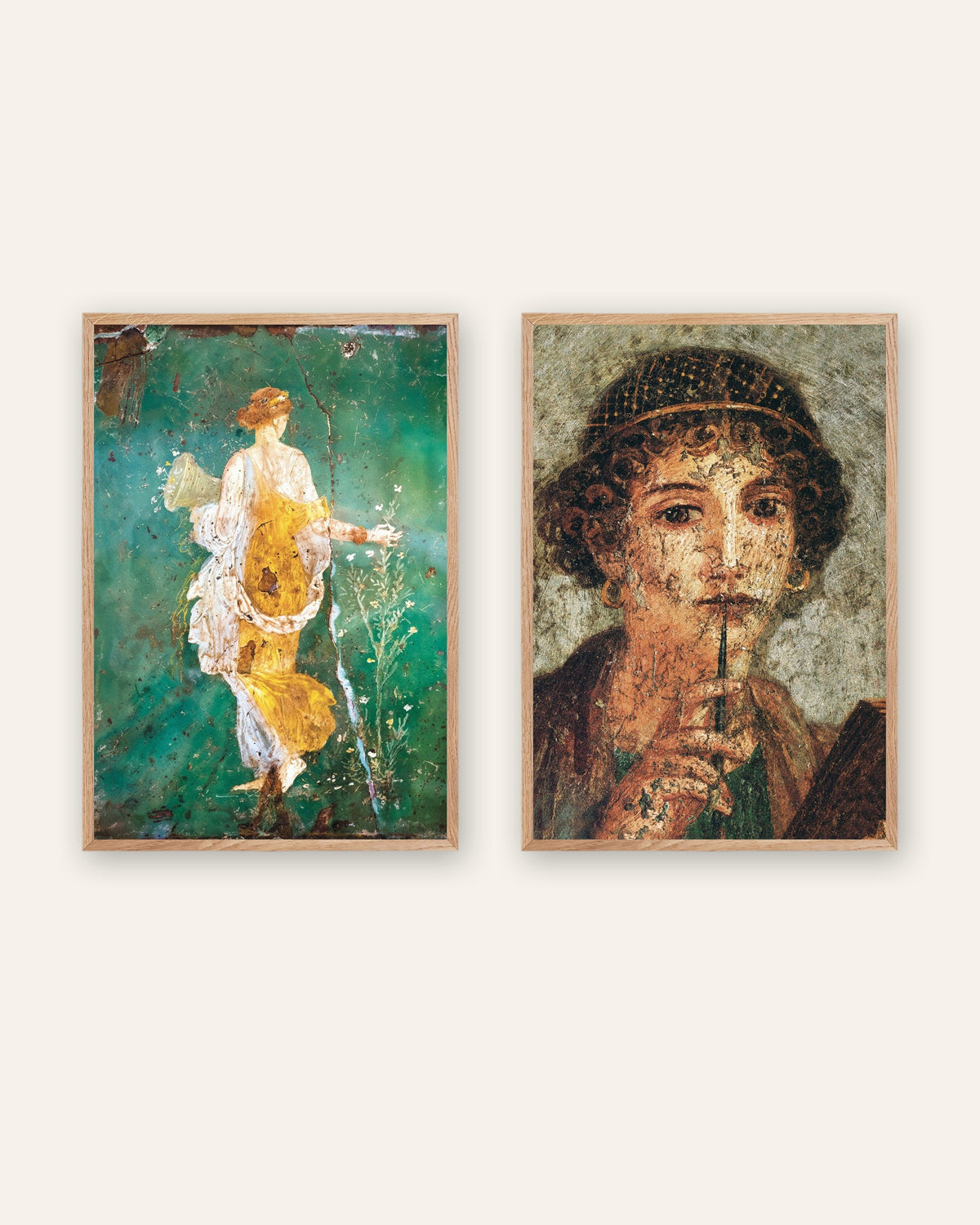 Sæt med 2 plakater med romerske fresker, Flora og Sappho, i naturfarvede trærammer