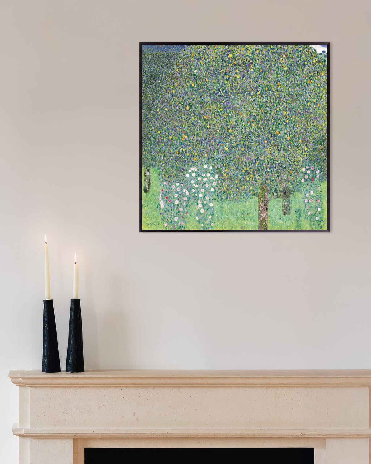 Plakat Rosenbuske under træerne (1905) af Gustav Klimt med metalramme