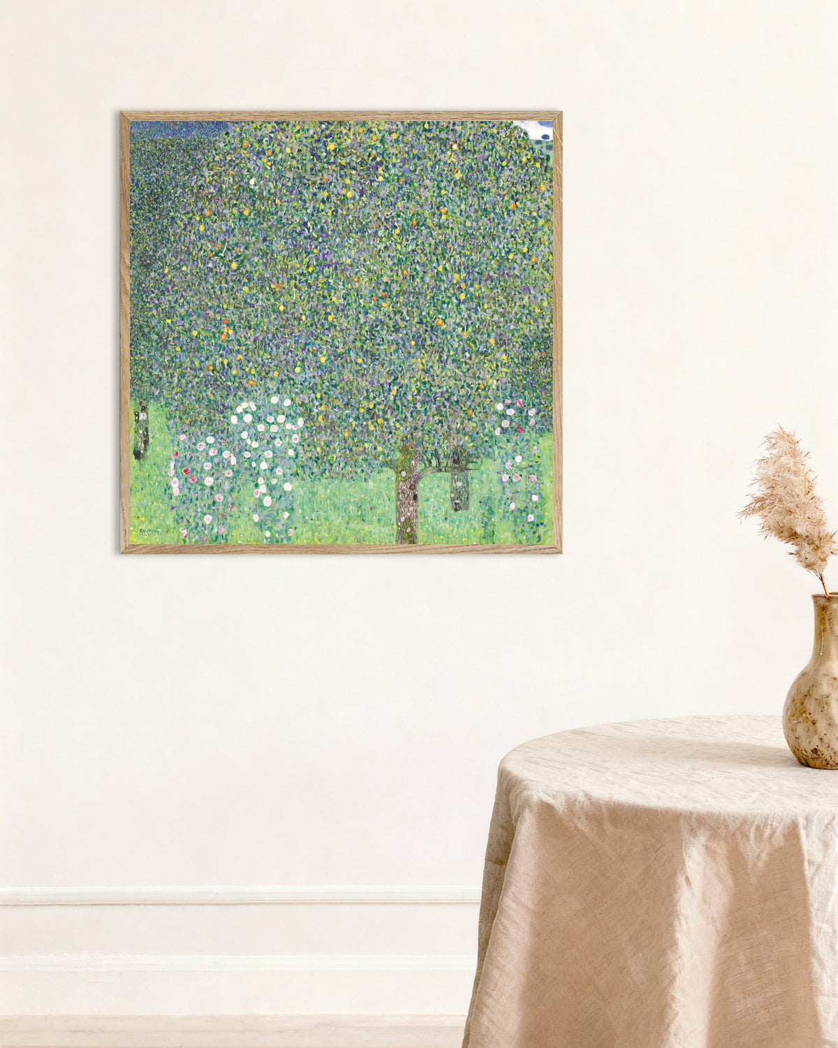 Plakat Rosenbuske under træerne (1905) af Gustav Klimt med ramme i naturtræ