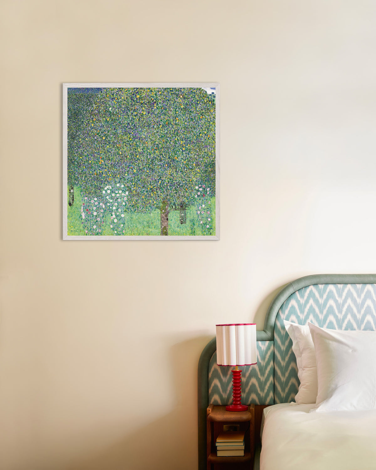 Plakat Rosenbuske under træerne (1905) af Gustav Klimt med hvid træramme
