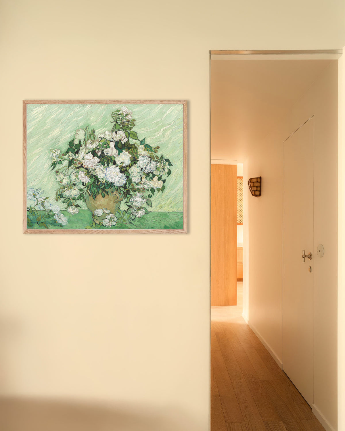 Plakat med Roser (1890) af Vincent van Gogh med naturlig træramme