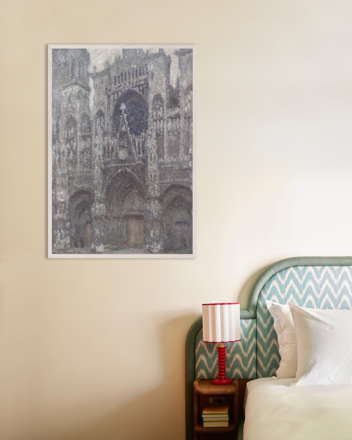 Plakat Katedralen i Rouen, portalen i gråvejr (1892) af Claude Monet med hvid træramme