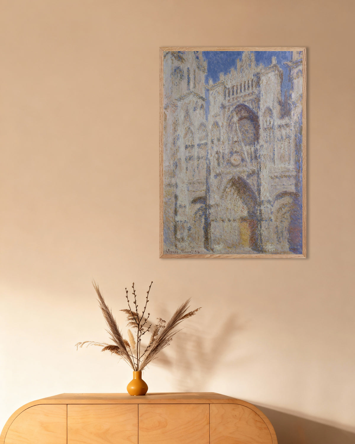 Plakat Katedralen i Rouen, portalen i sollys (1894) af Claude Monet med ramme i naturtræ