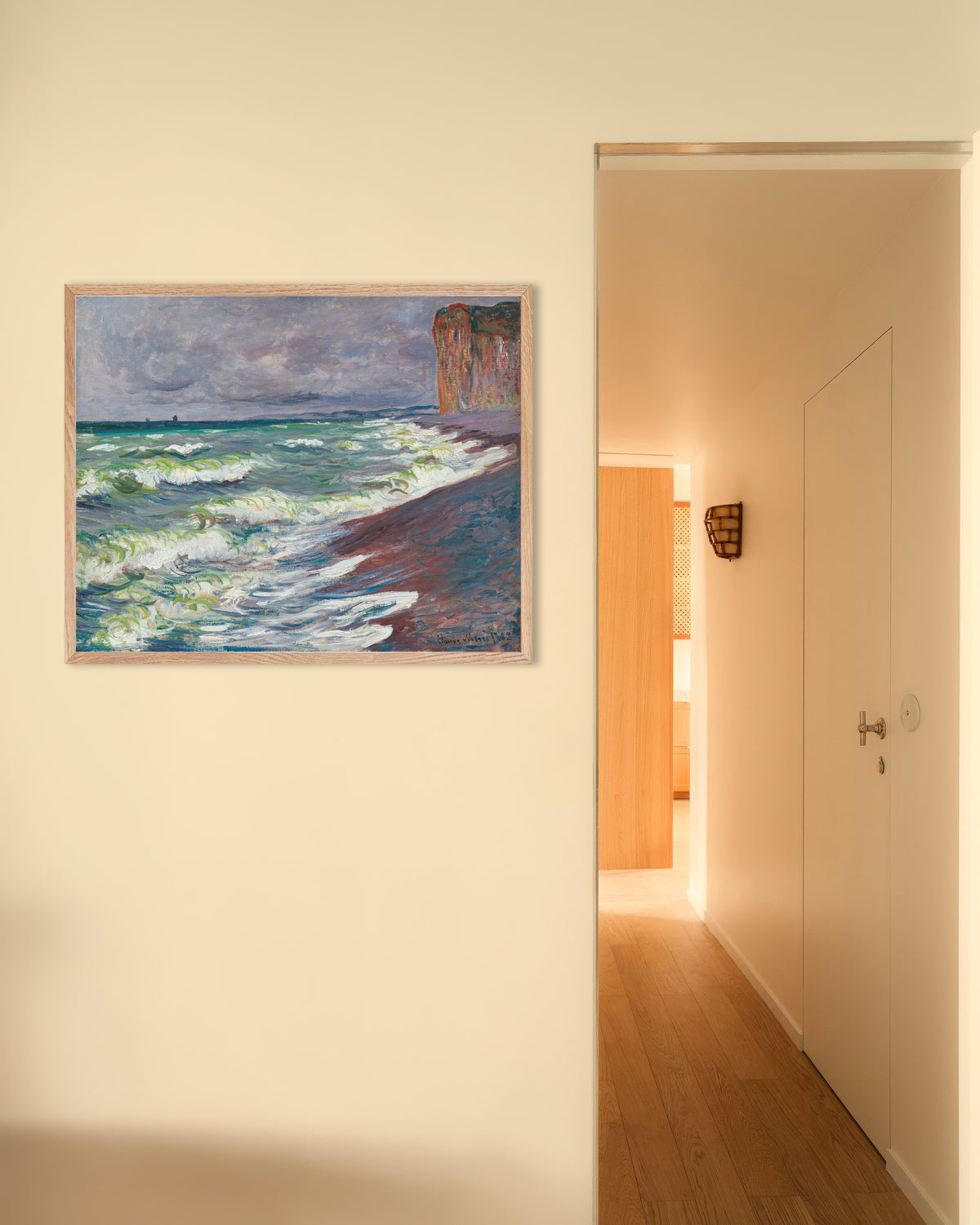 Plakat Uroligt hav ved Pourville (1882) af Claude Monet med ramme i naturtræ