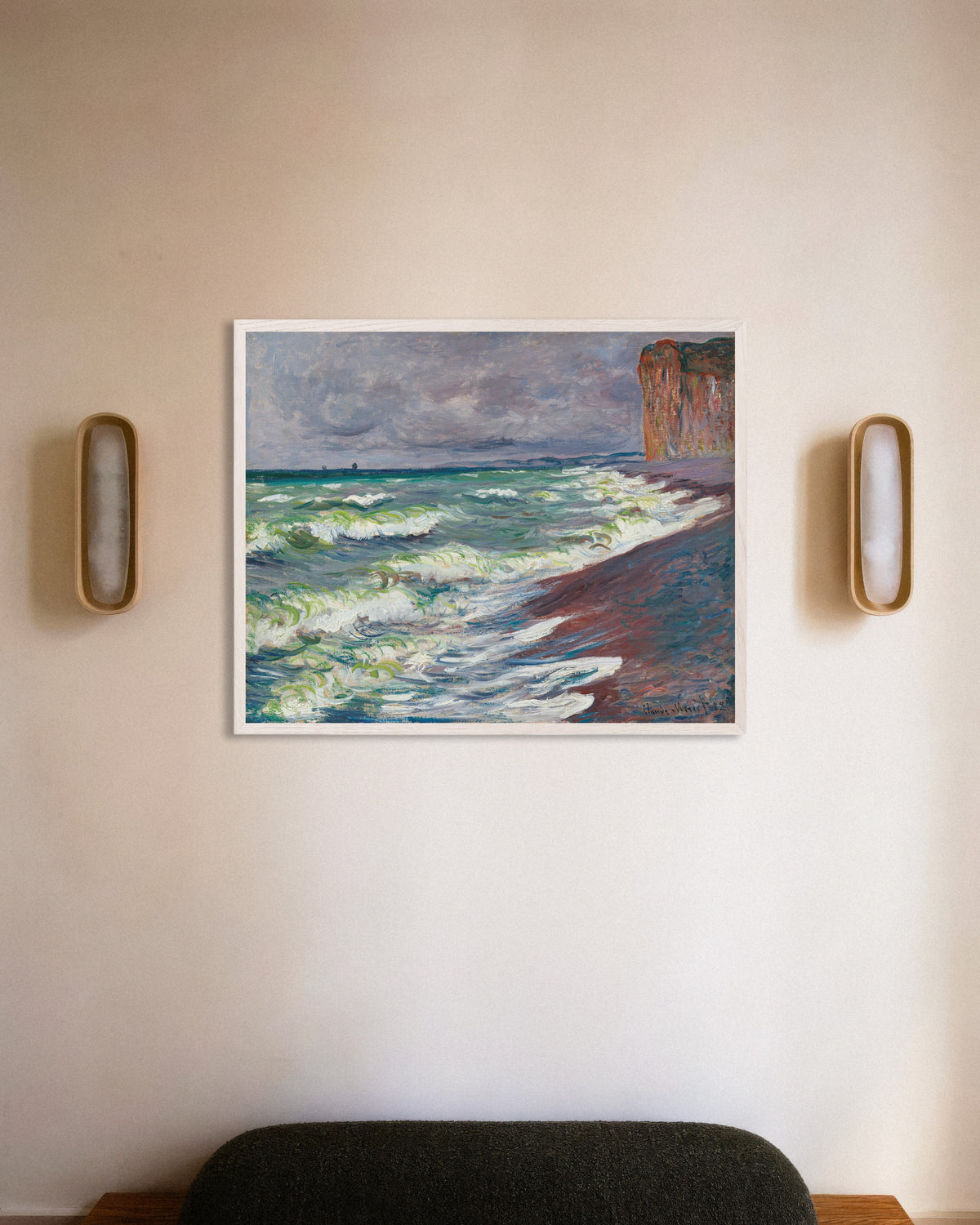 Plakat Uroligt hav ved Pourville (1882) af Claude Monet med hvid træramme