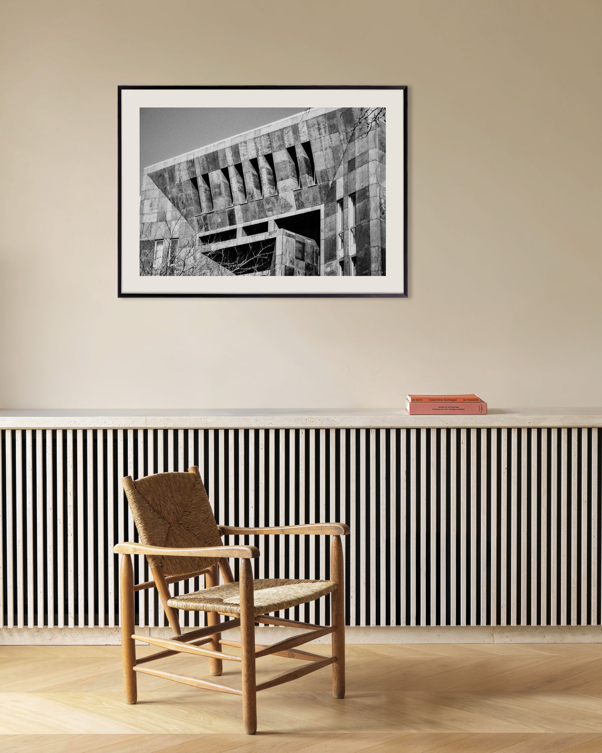 Plakat »Savtakket betonfacade« med metalramme