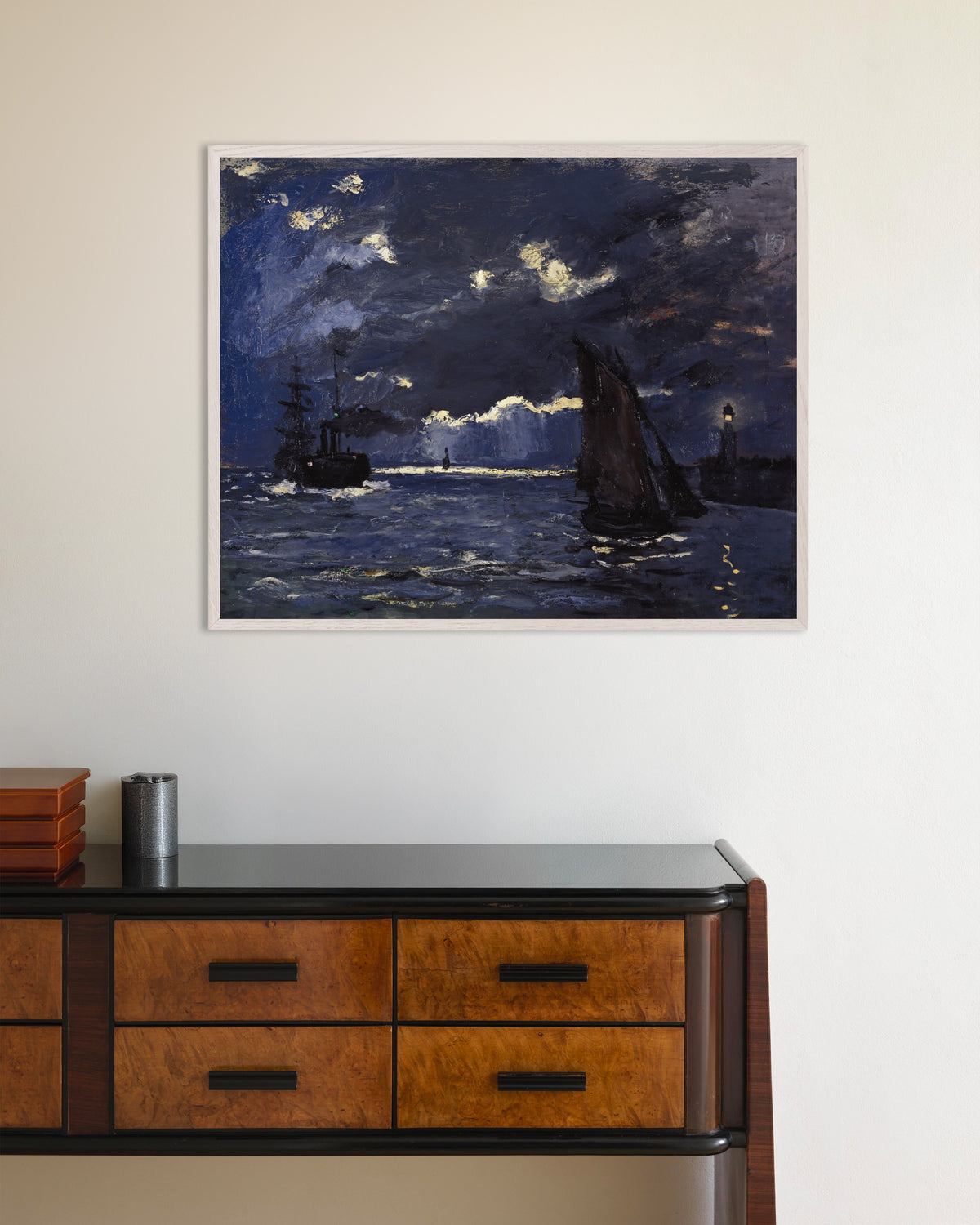 Plakat Marinebillede, skibe i måneskin (1864) af Claude Monet med hvid træramme