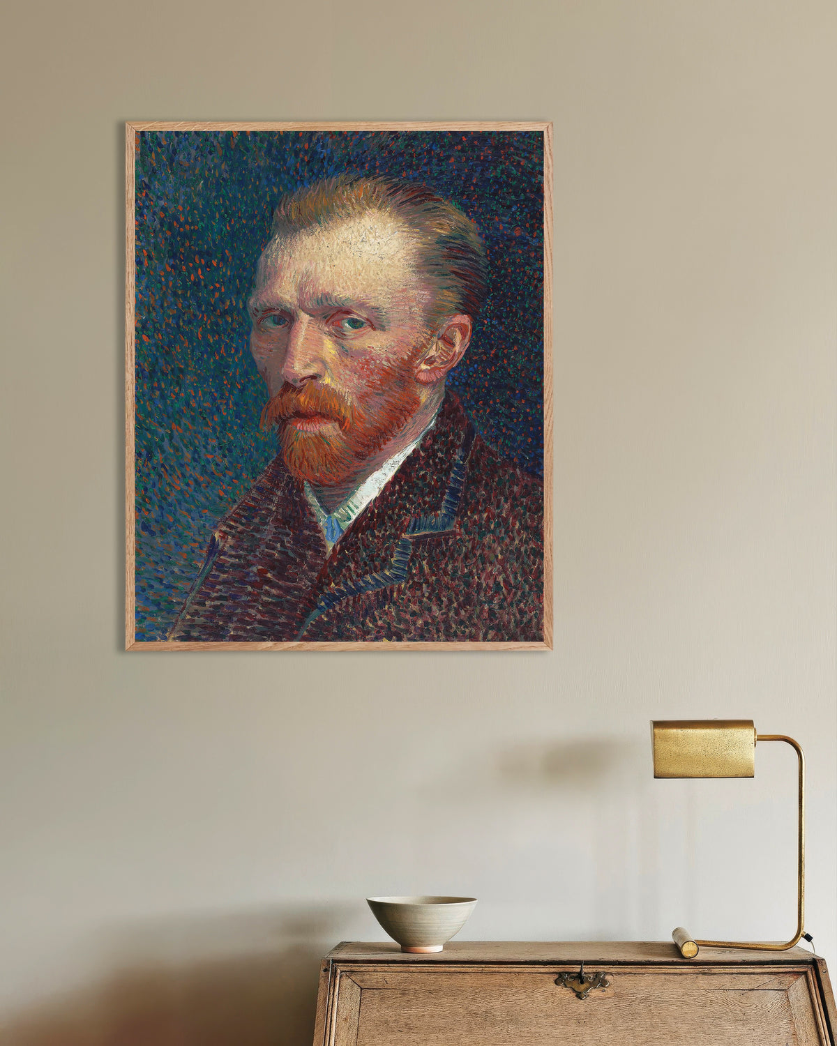Poster med Selvportræt på blå baggrund med prikker (1887) af Vincent van Gogh, med naturfarvet træramme