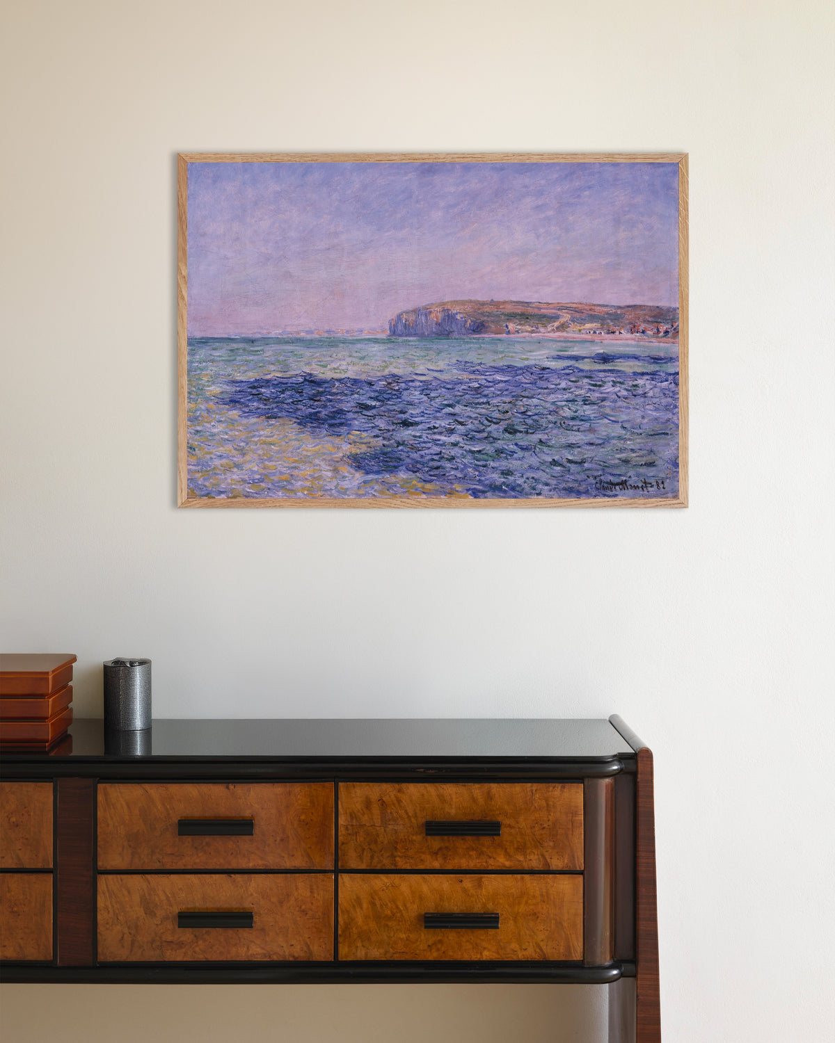 Plakat Skygger på havet, klipperne ved Pourville (1882) af Claude Monet med ramme i naturtræ