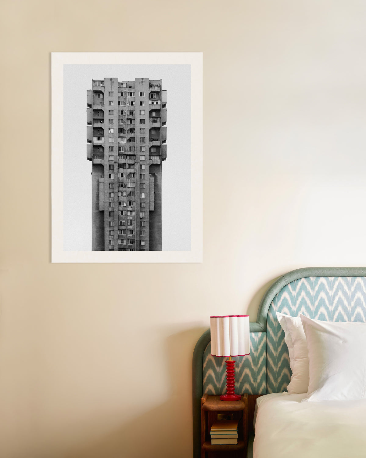 Plakat »Ensom skyskraber i beton«