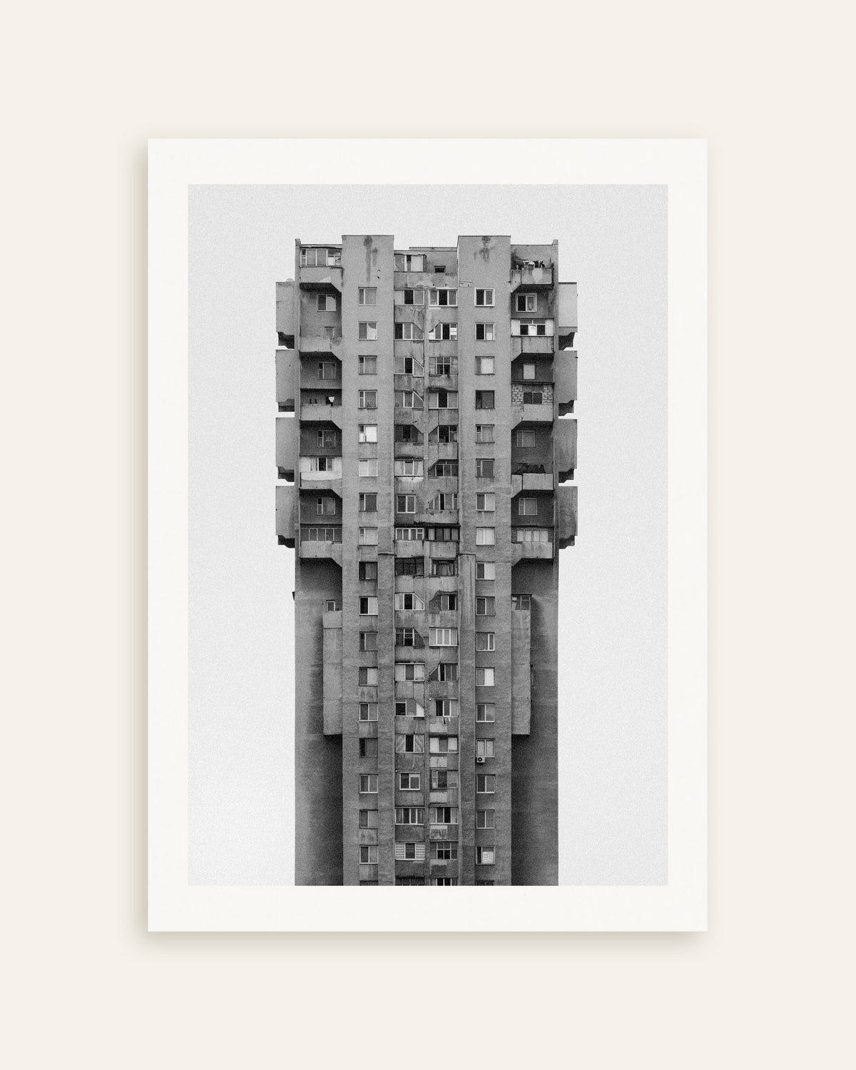 Plakat »Ensom skyskraber i beton«, miniature