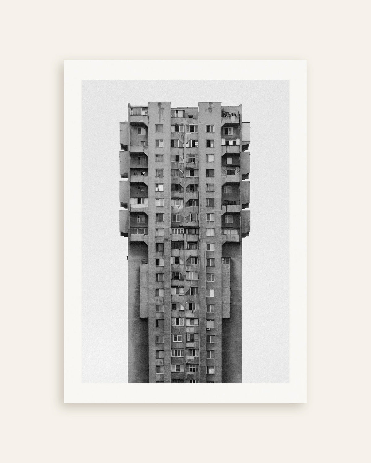 Plakat »Ensom skyskraber i beton«, miniature