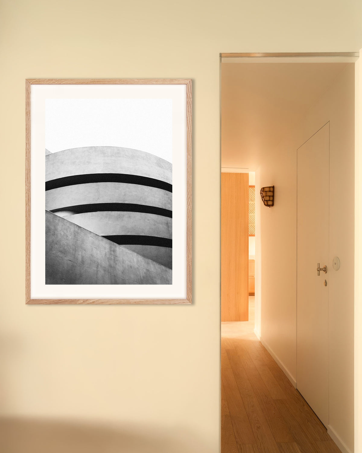 Plakat »Spiralkurver på et museum« med ramme i naturtræ