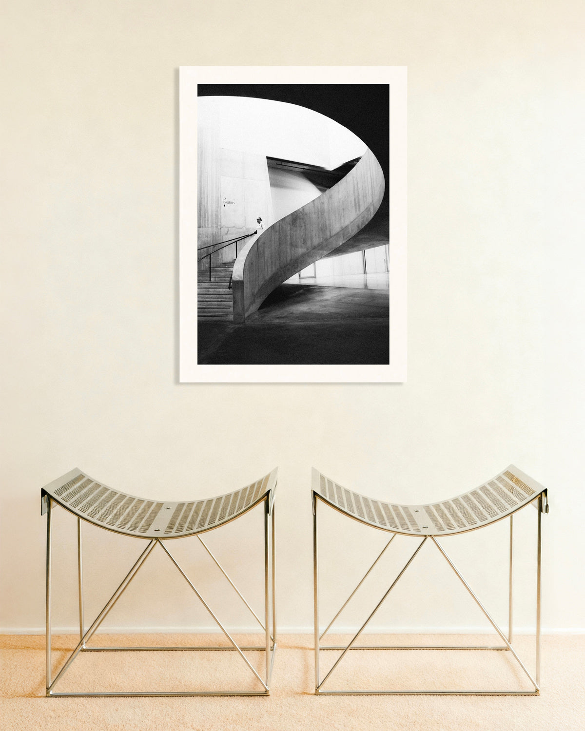 Plakat »Spiralrampe med en besøgende«