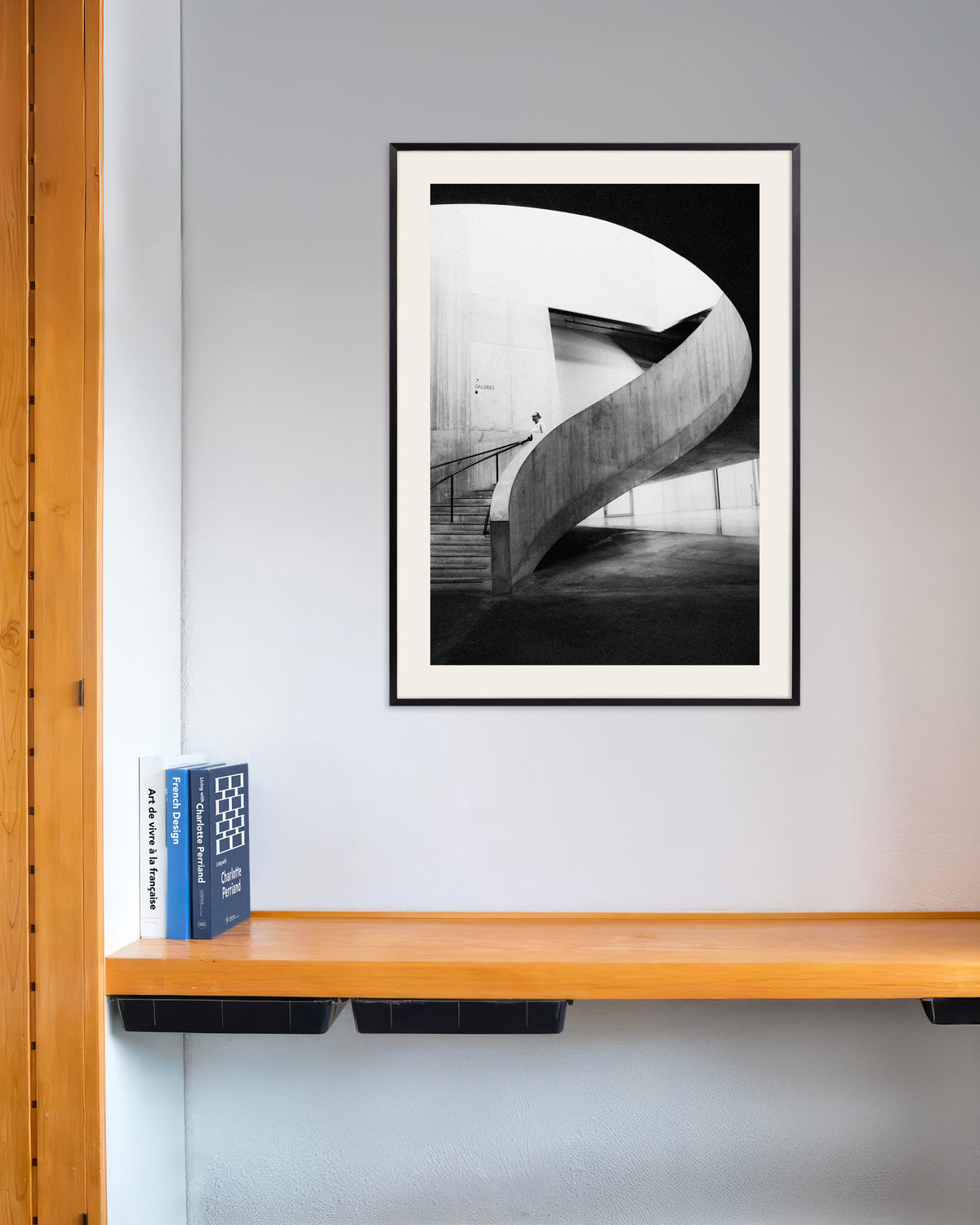 Plakat »Spiralrampe med en besøgende« med metalramme