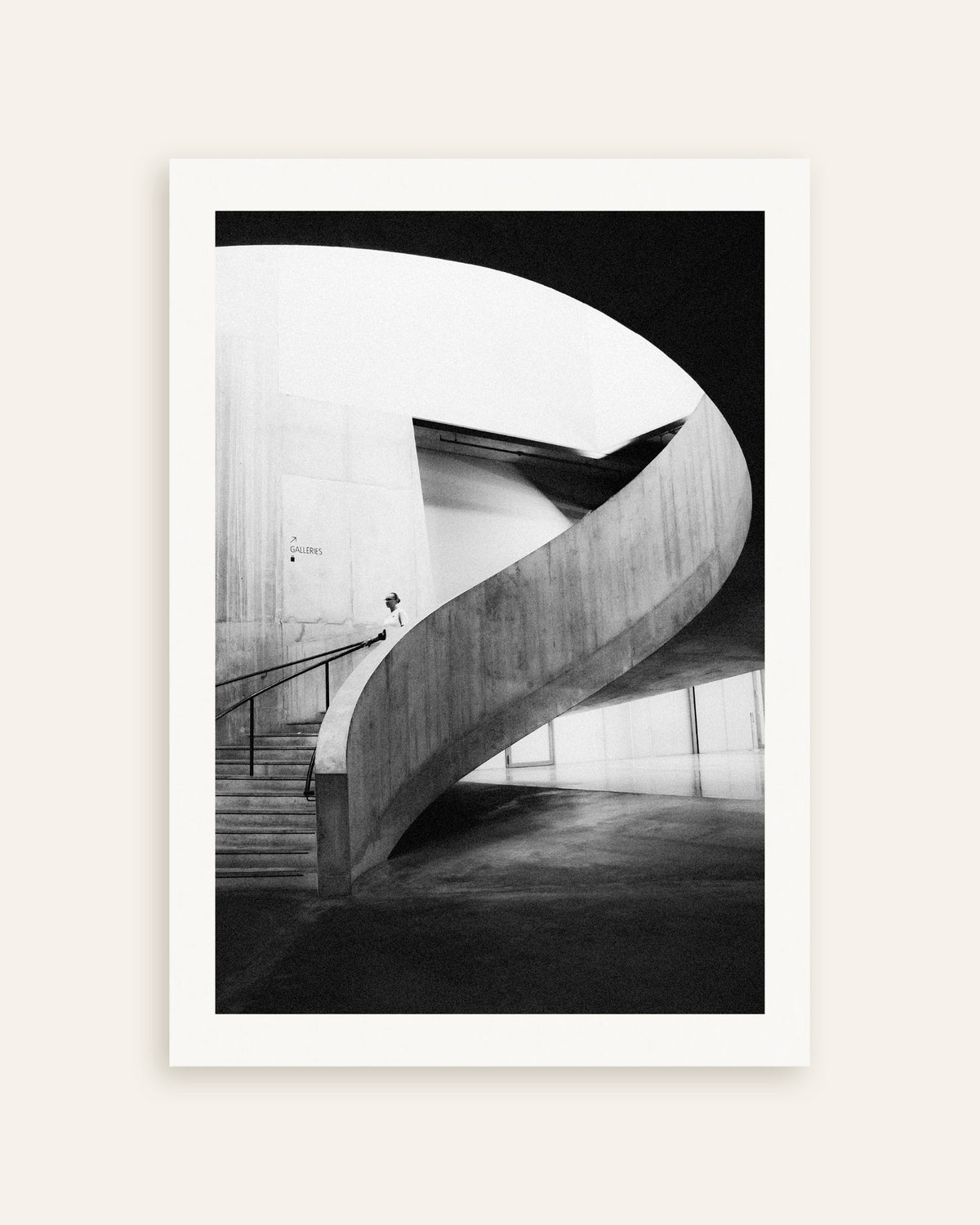 Plakat »Spiralrampe med en besøgende«, miniature