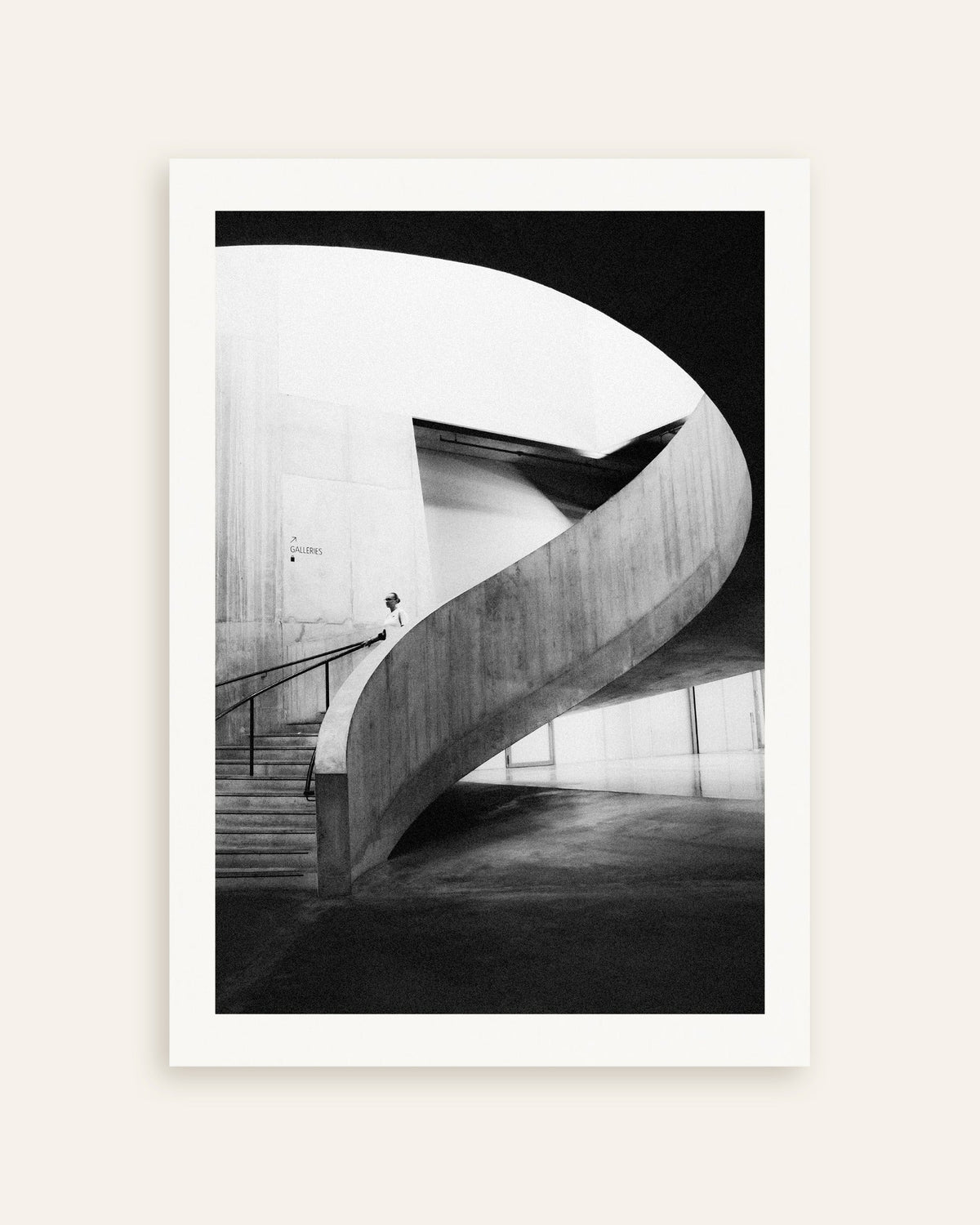 Plakat »Spiralrampe med en besøgende«, miniature
