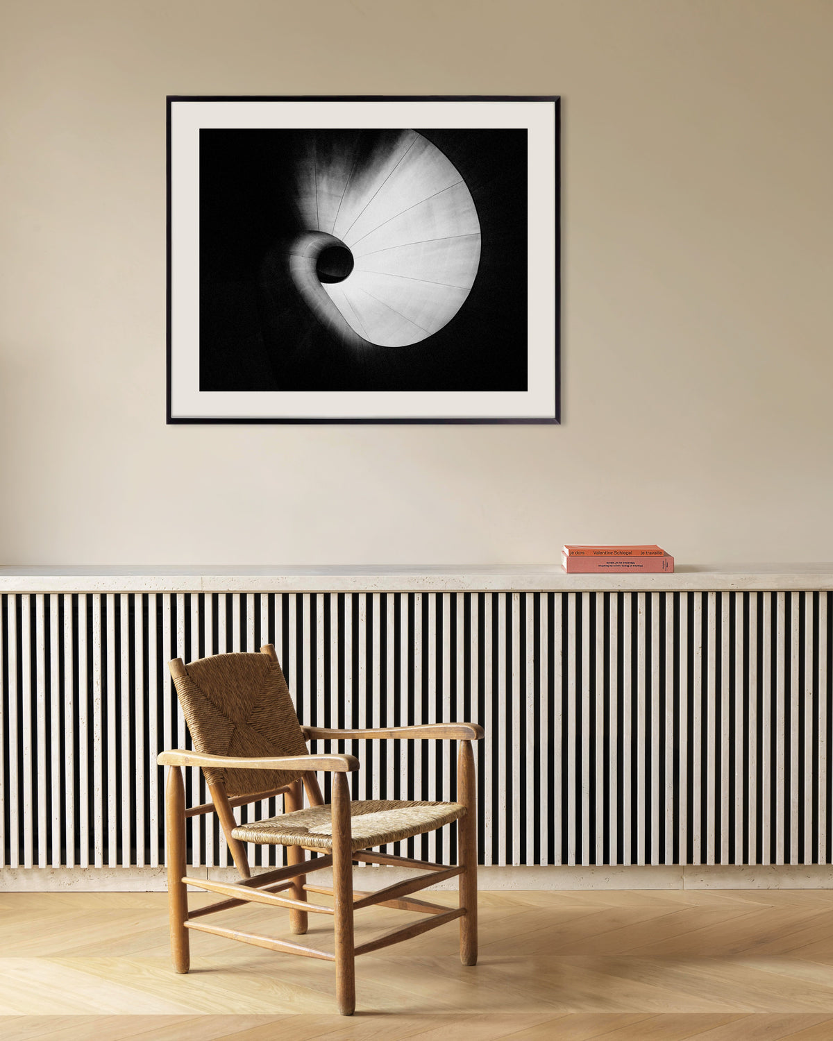 Plakat »Vindeltrappe set nedefra« med metalramme