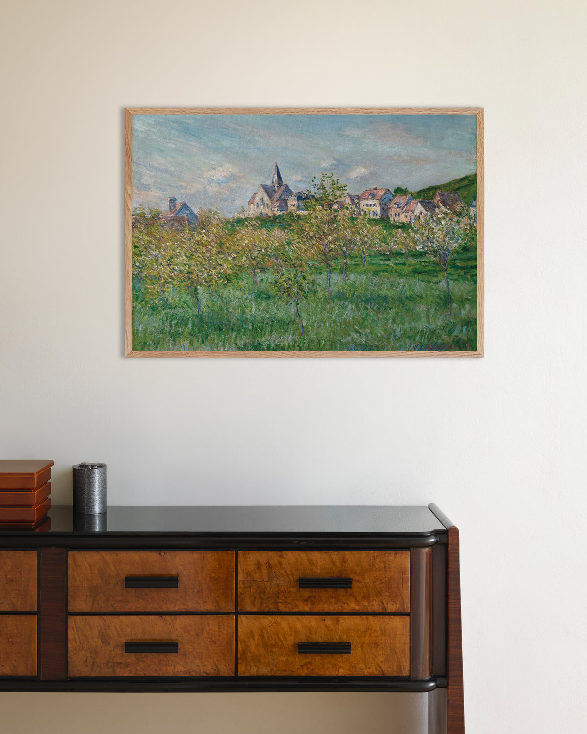 Plakat Forår i Giverny, eftermiddag (1885) af Claude Monet med ramme i naturtræ
