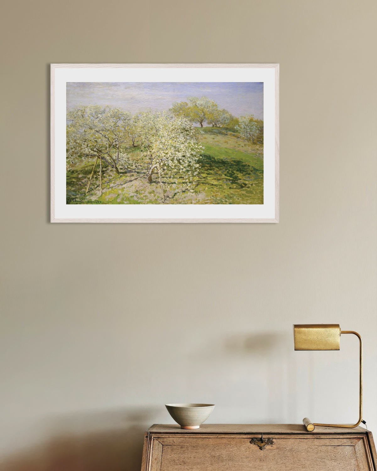 Plakat Forår, blomstrende frugttræer (1873) af Claude Monet med hvid træramme