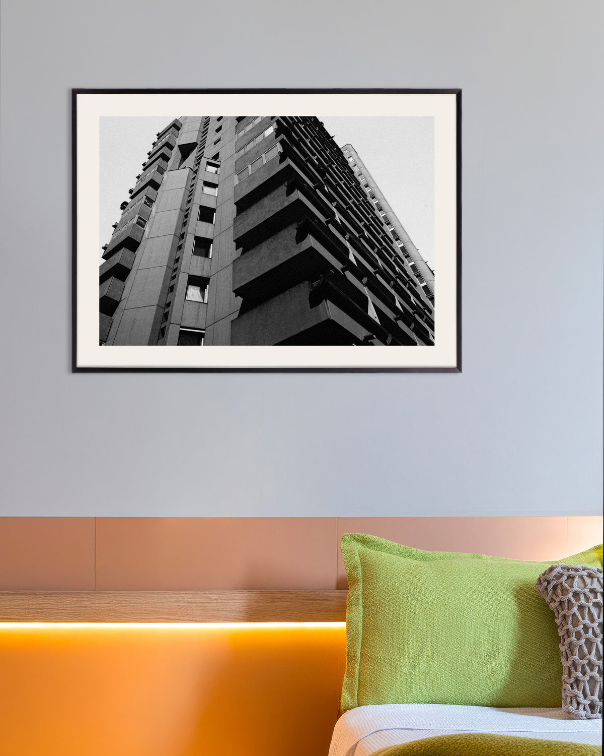 Plakat »Stablede betonaltaner set nedefra« med metalramme