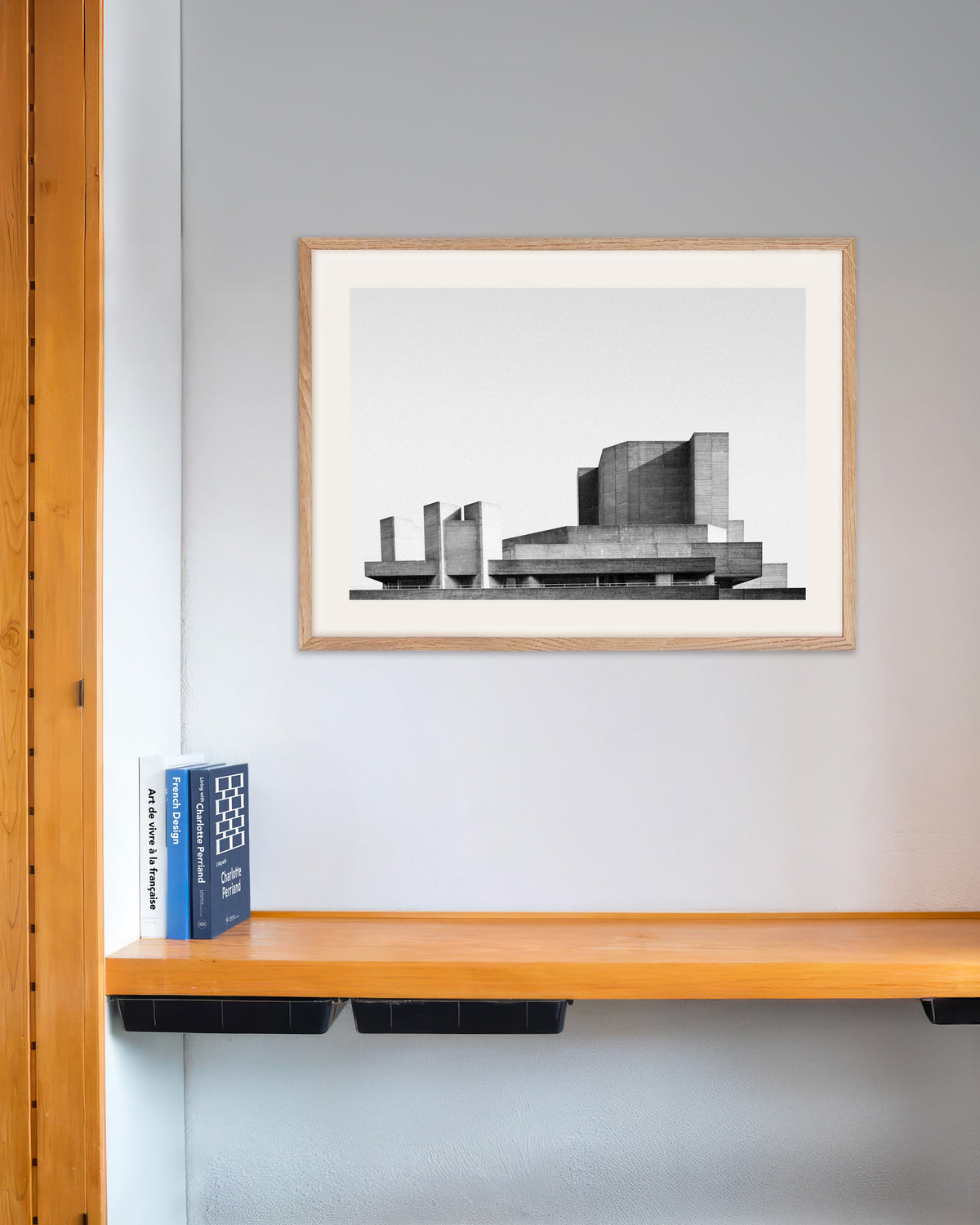 Plakat »Stablede terrasser i et teater af beton« med ramme i naturtræ