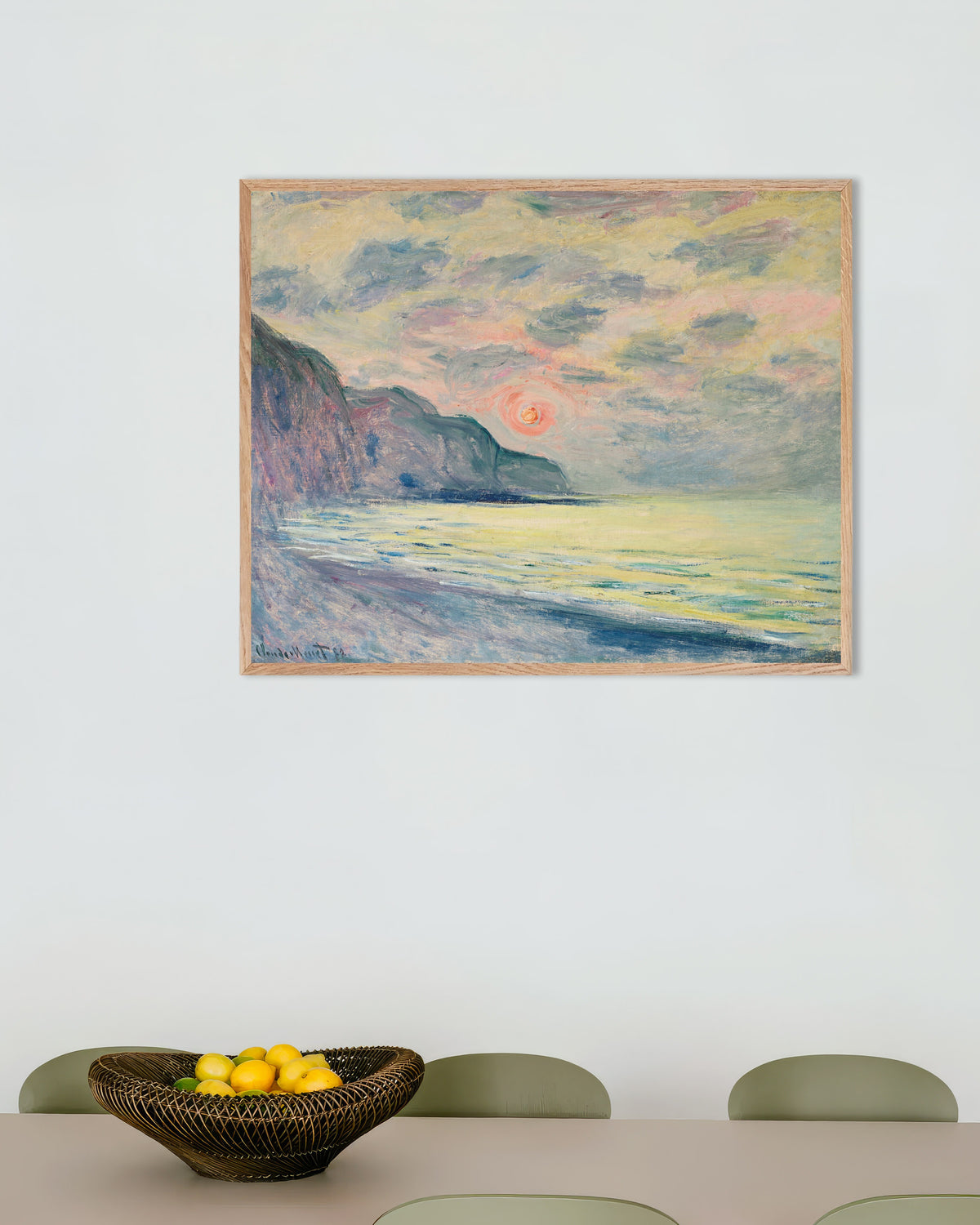 Plakat Solnedgang i diset vejr, Pourville (1882) af Claude Monet med ramme i naturtræ
