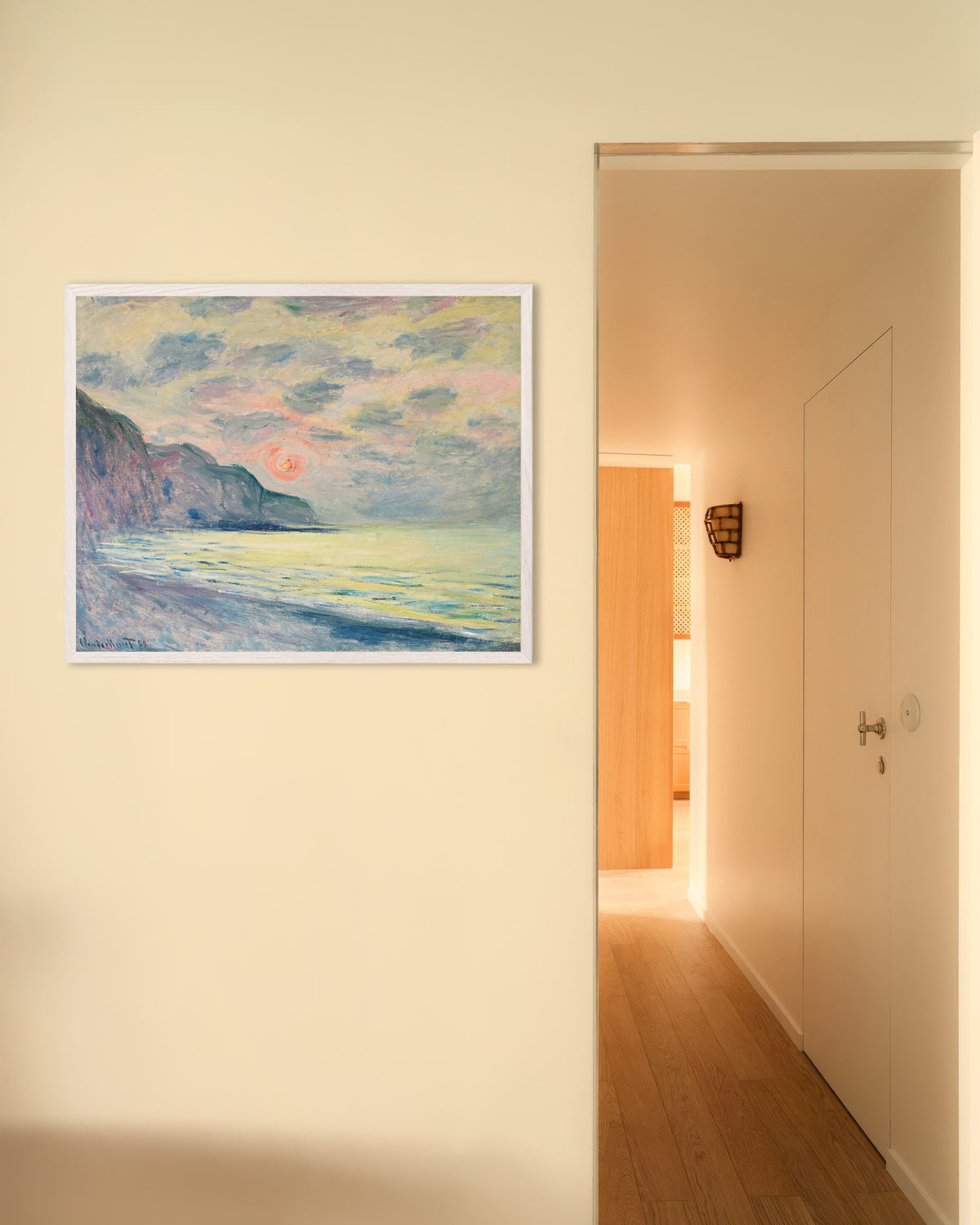 Plakat Solnedgang i diset vejr, Pourville (1882) af Claude Monet med hvid træramme