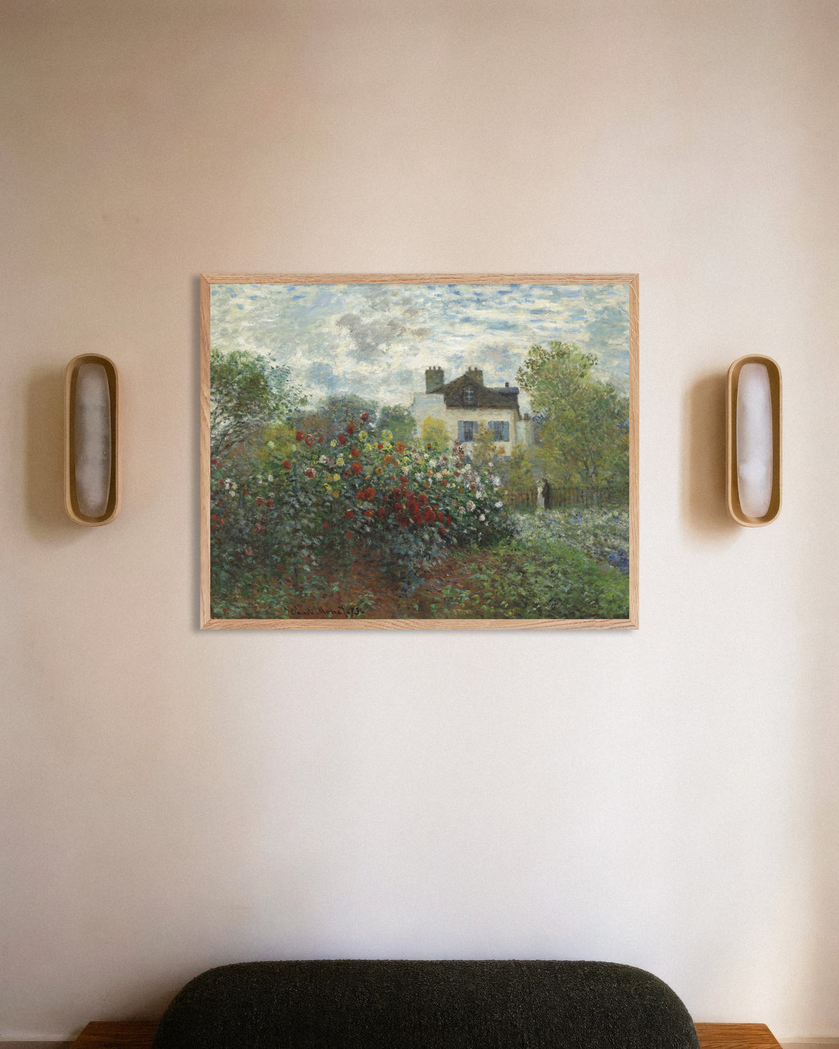 Plakat Kunstnerens have i Argenteuil, et hjørne med georginer (1873) af Claude Monet med ramme i naturtræ