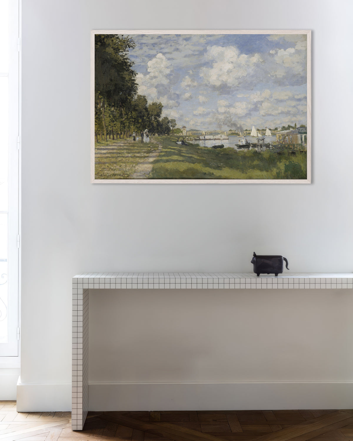 Plakat Bassinet ved Argenteuil (ca. 1872) af Claude Monet med hvid træramme
