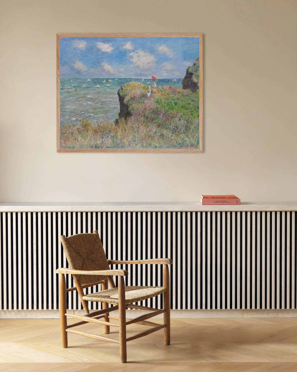 Plakat Spadseretur på klippen ved Pourville (1882) af Claude Monet med ramme i naturtræ