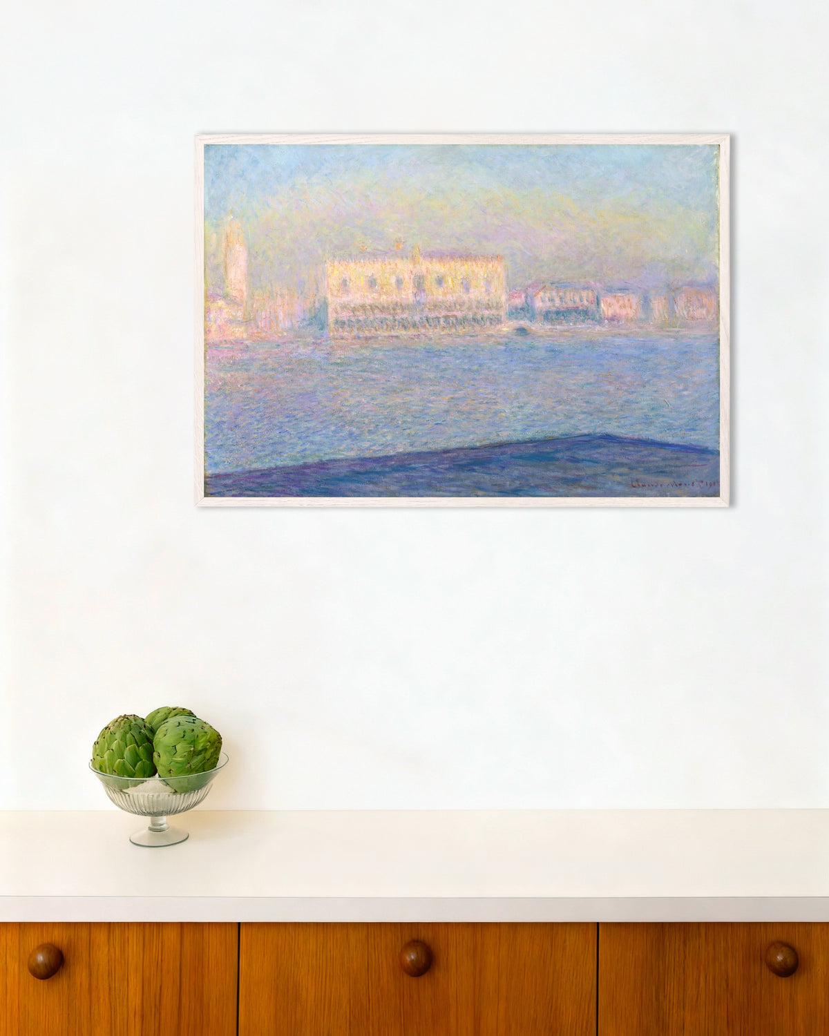 Plakat Dogepaladset set fra San Giorgio Maggiore (1908) af Claude Monet med hvid træramme