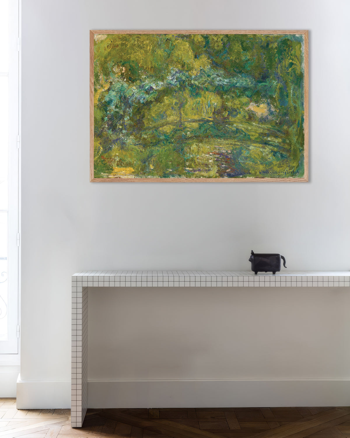 Plakat Gangbroen over åkandedammen (1919) af Claude Monet med ramme i naturtræ
