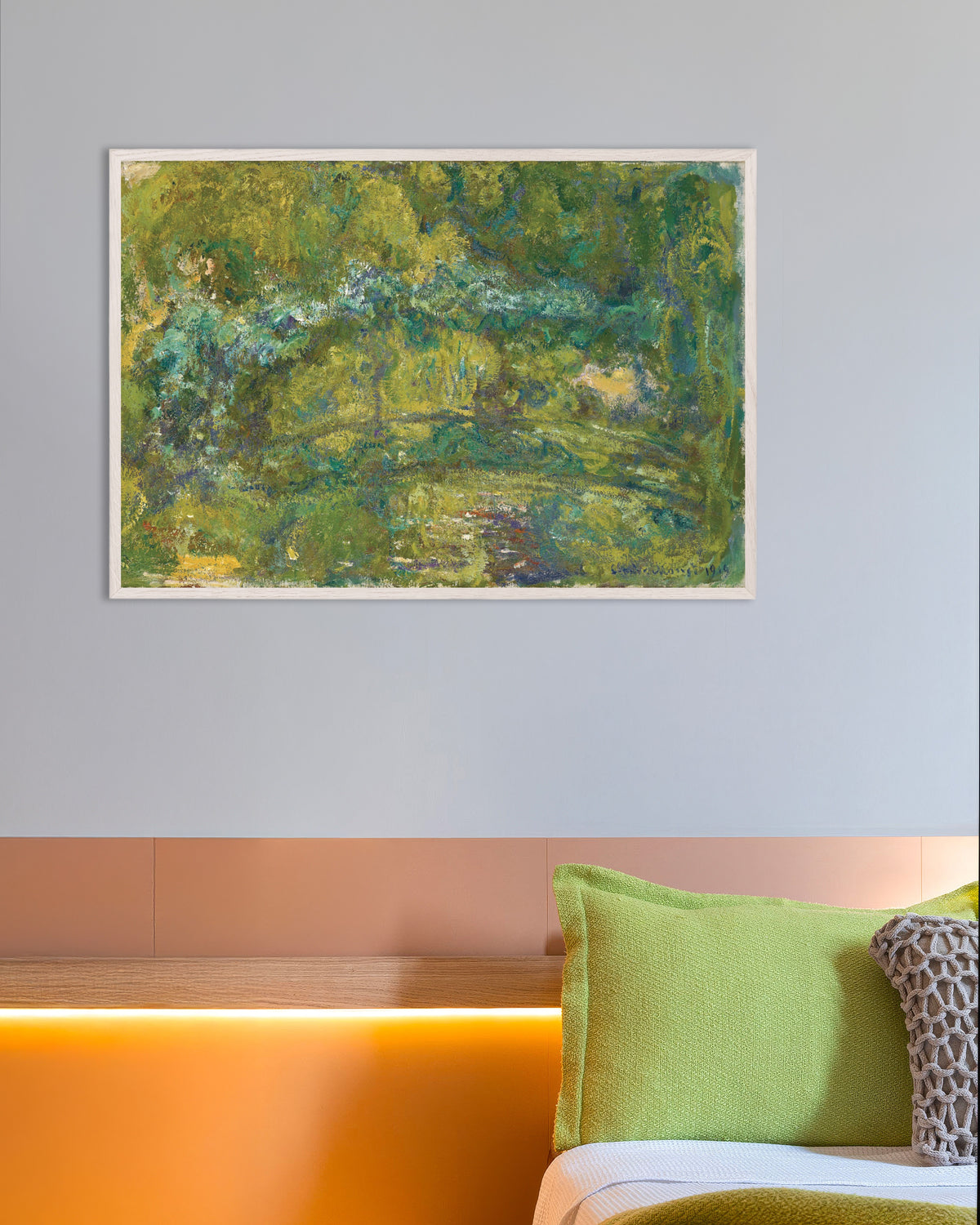 Plakat Gangbroen over åkandedammen (1919) af Claude Monet med hvid træramme