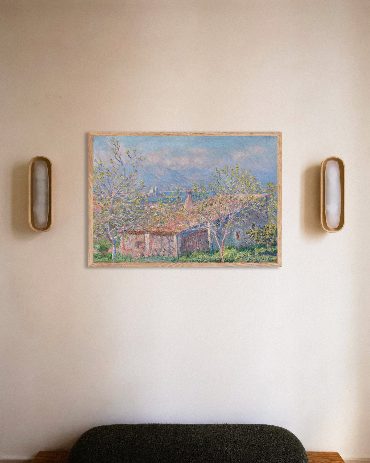 Plakat Gartnerens hus i Antibes (1888) af Claude Monet med ramme i naturtræ