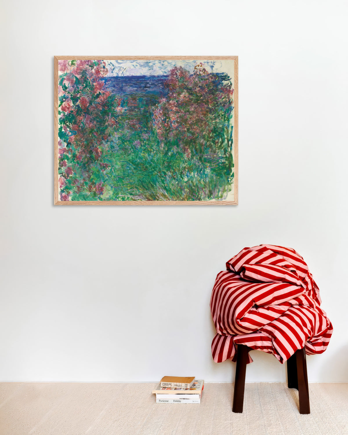 Plakat Huset blandt roserne (ca. 1925) af Claude Monet med ramme i naturtræ