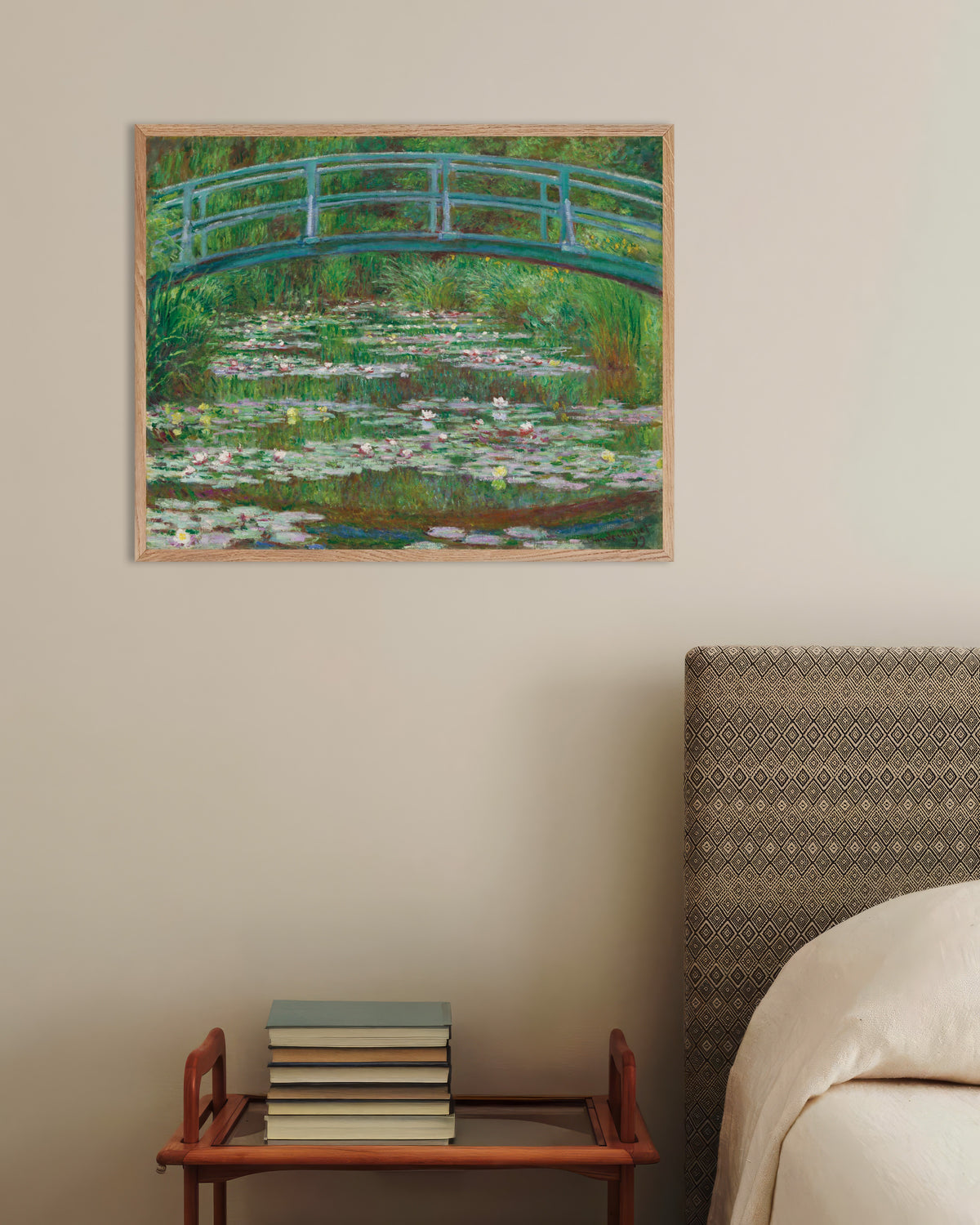 Plakat Den japanske bro (1899) af Claude Monet med ramme i naturtræ