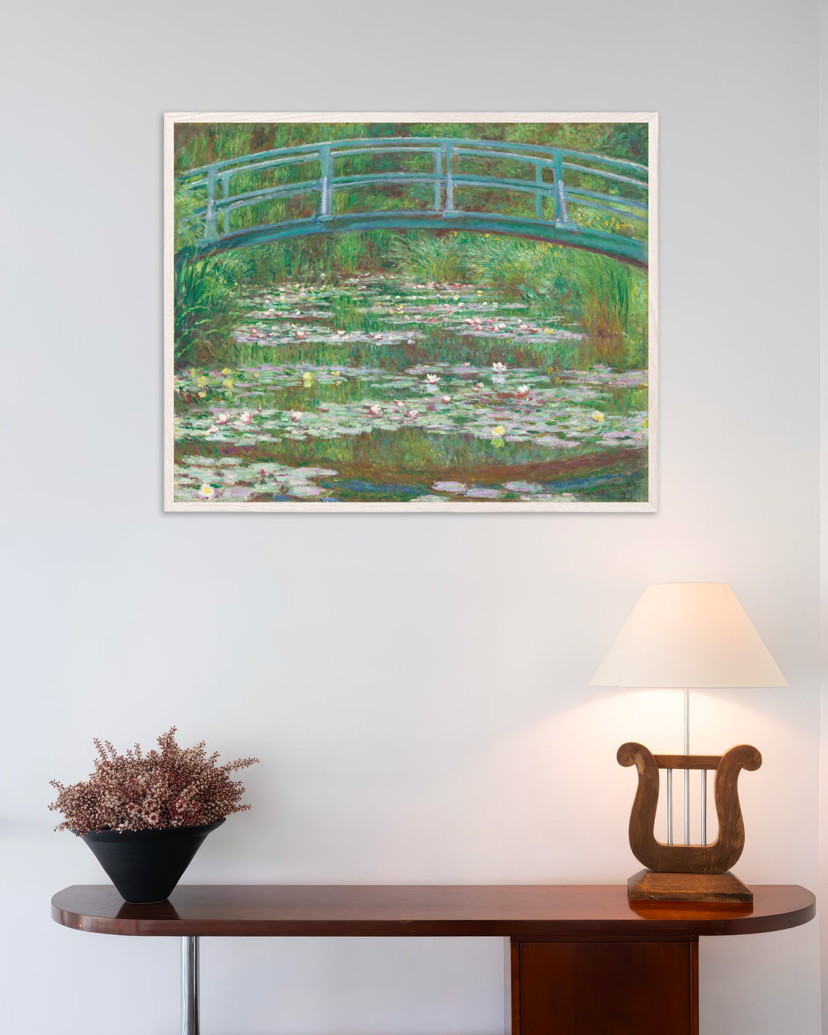 Plakat Den japanske bro (1899) af Claude Monet med hvid træramme