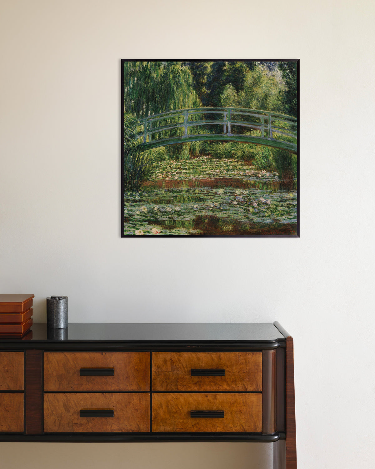 Plakat Den japanske bro og åkandedammen, Giverny (1899) af Claude Monet med metalramme