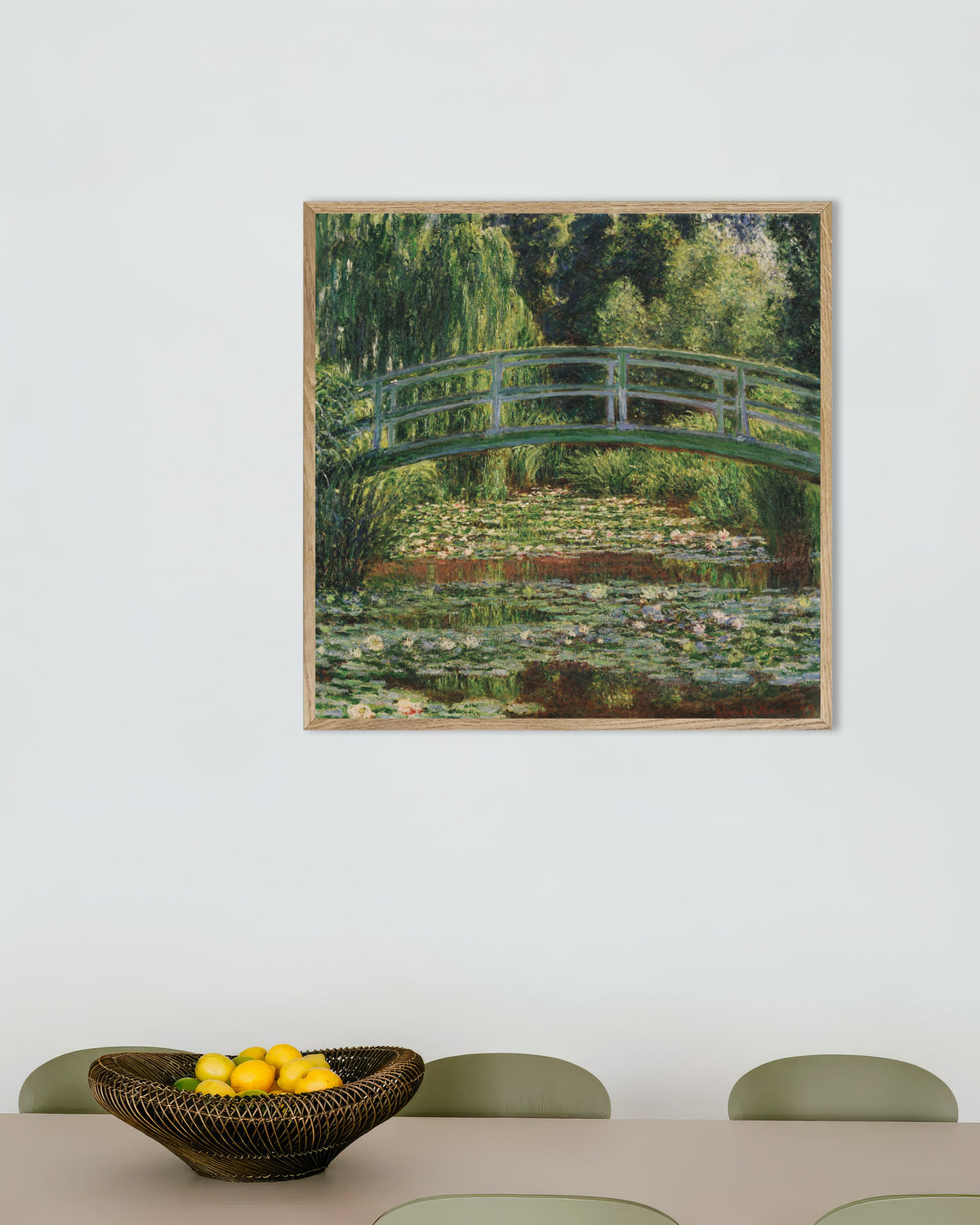 Plakat Den japanske bro og åkandedammen, Giverny (1899) af Claude Monet med ramme i naturtræ