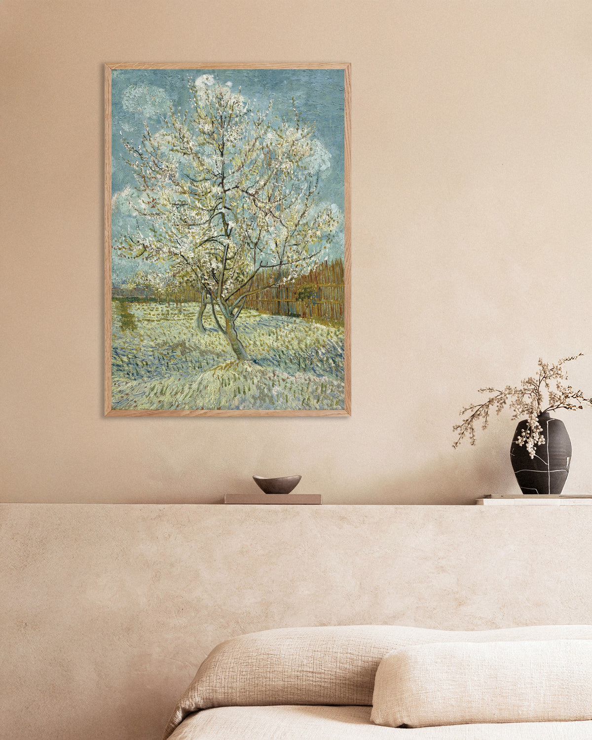 Poster af Det lyserøde ferskentræ (1888) af Vincent van Gogh, med naturfarvet træramme