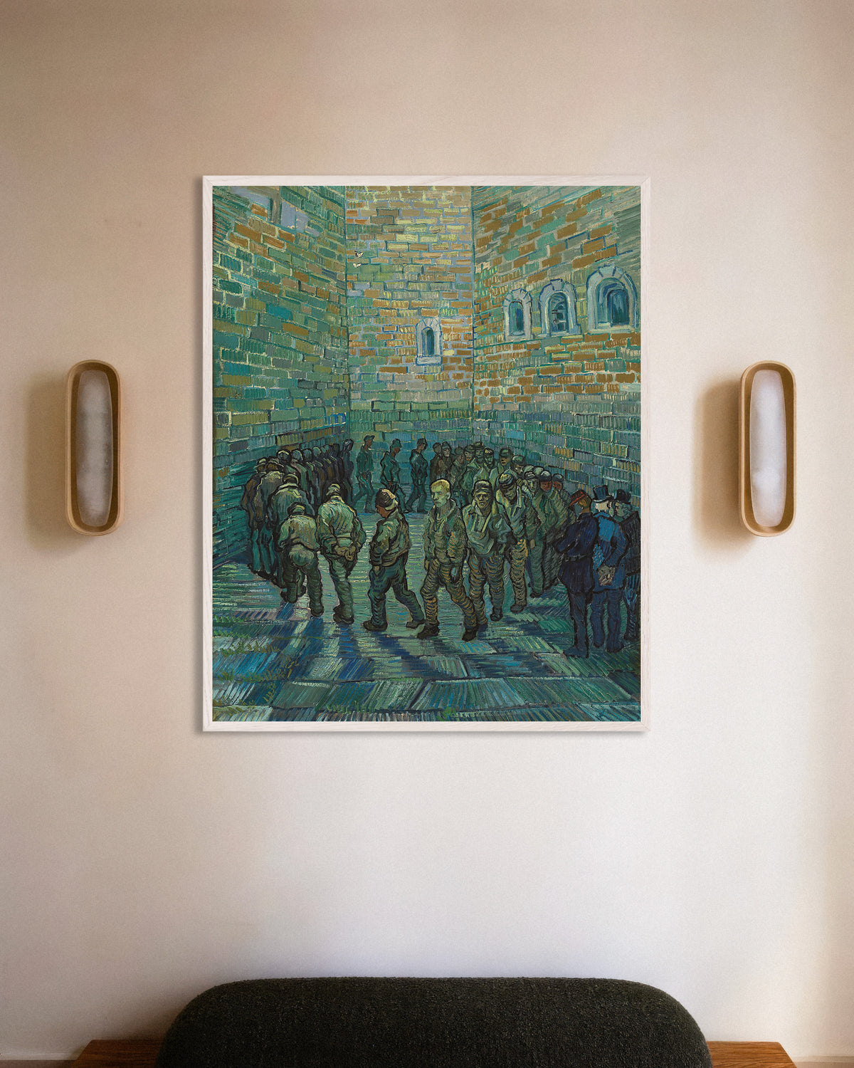 Poster af Fængselsgården, efter Doré (1890) af Vincent van Gogh, med hvid træramme