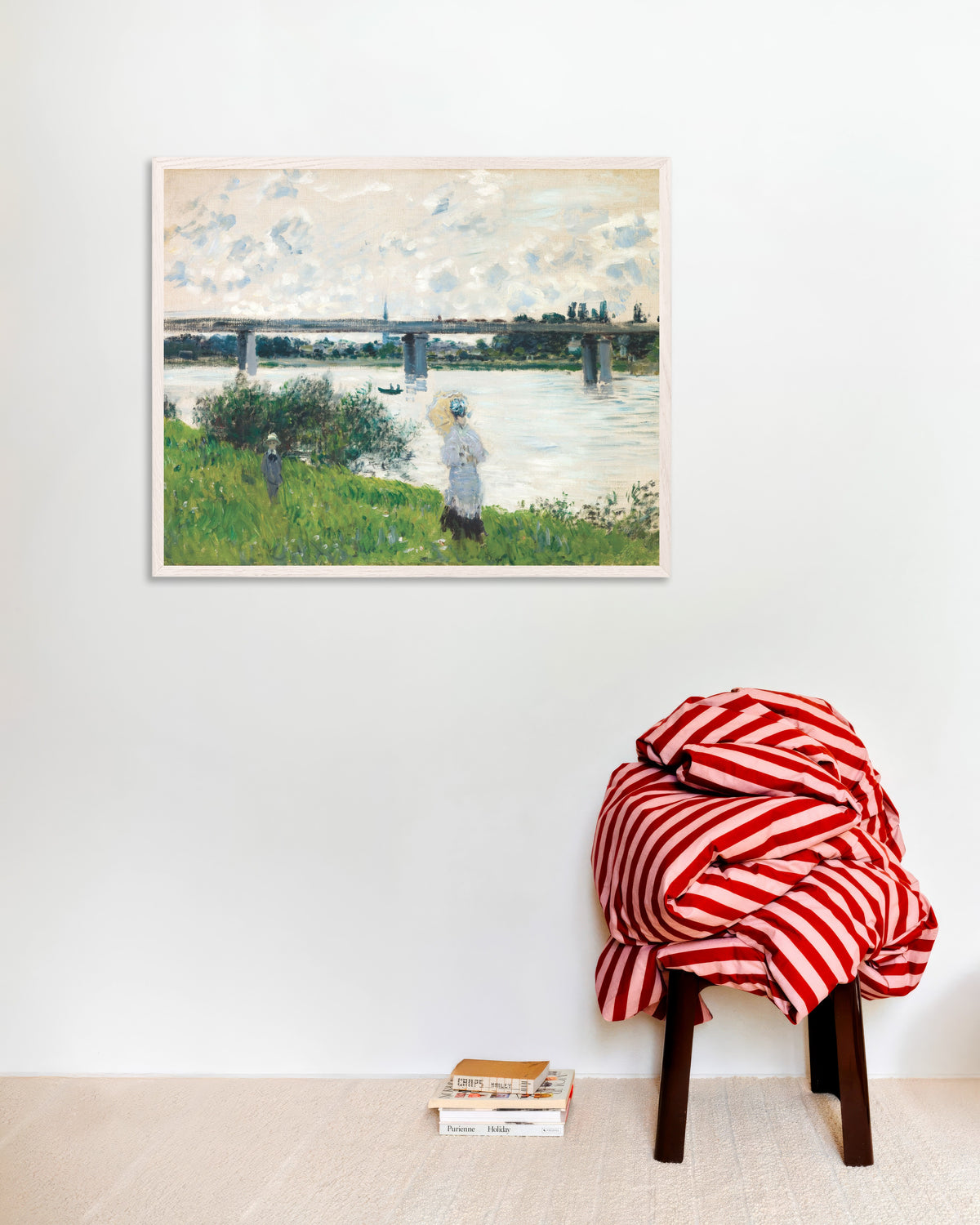 Plakat Spadseretur ved jernbanebroen, Argenteuil (1874) af Claude Monet med hvid træramme