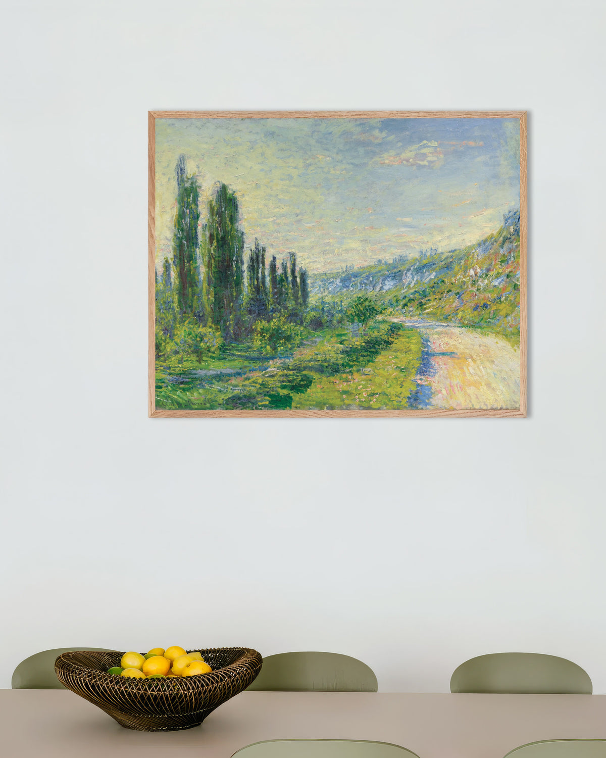 Plakat Vejen ved Vétheuil (ca. 1880) af Claude Monet med ramme i naturtræ